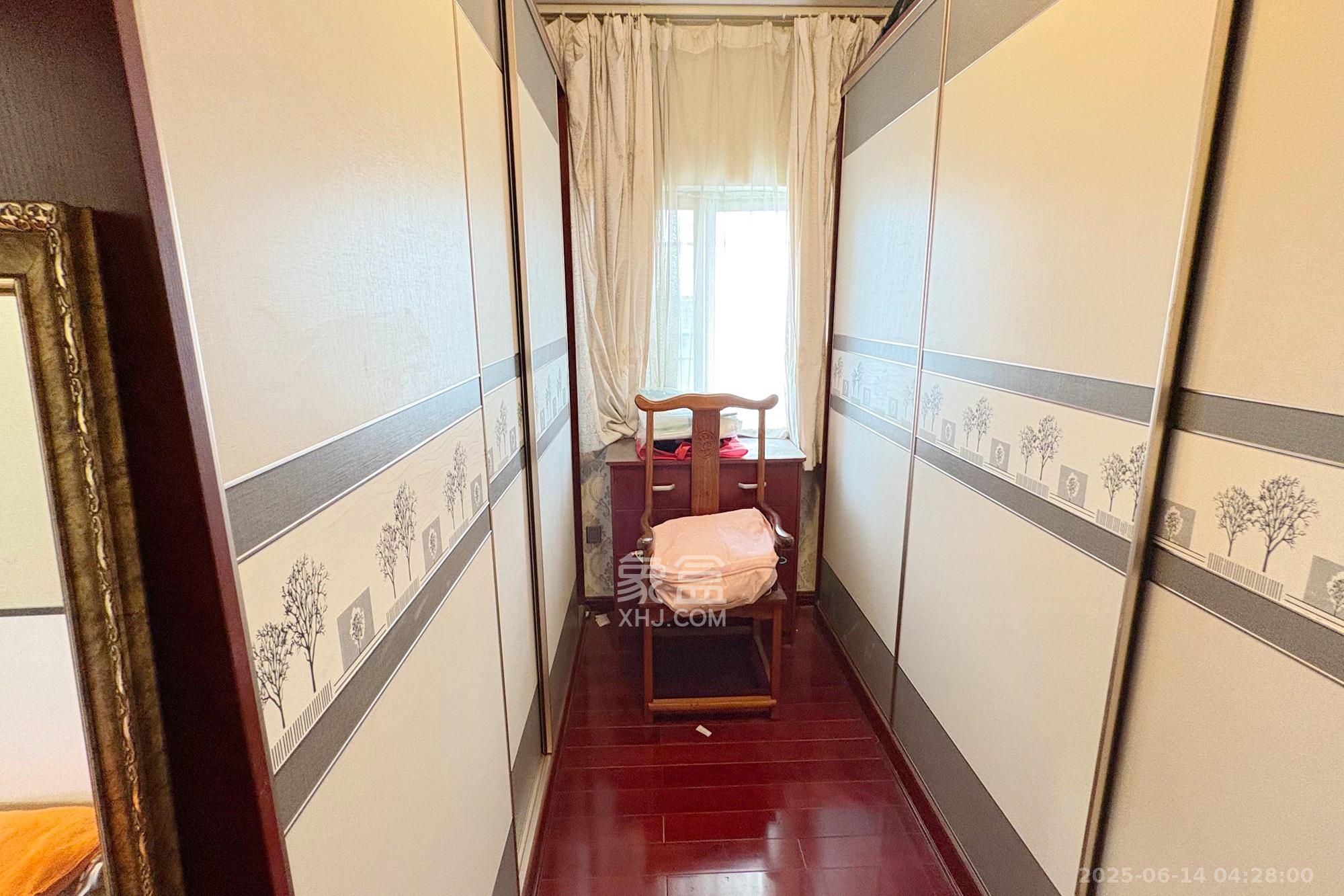 王府花园  8室2厅4卫   360.00万其他