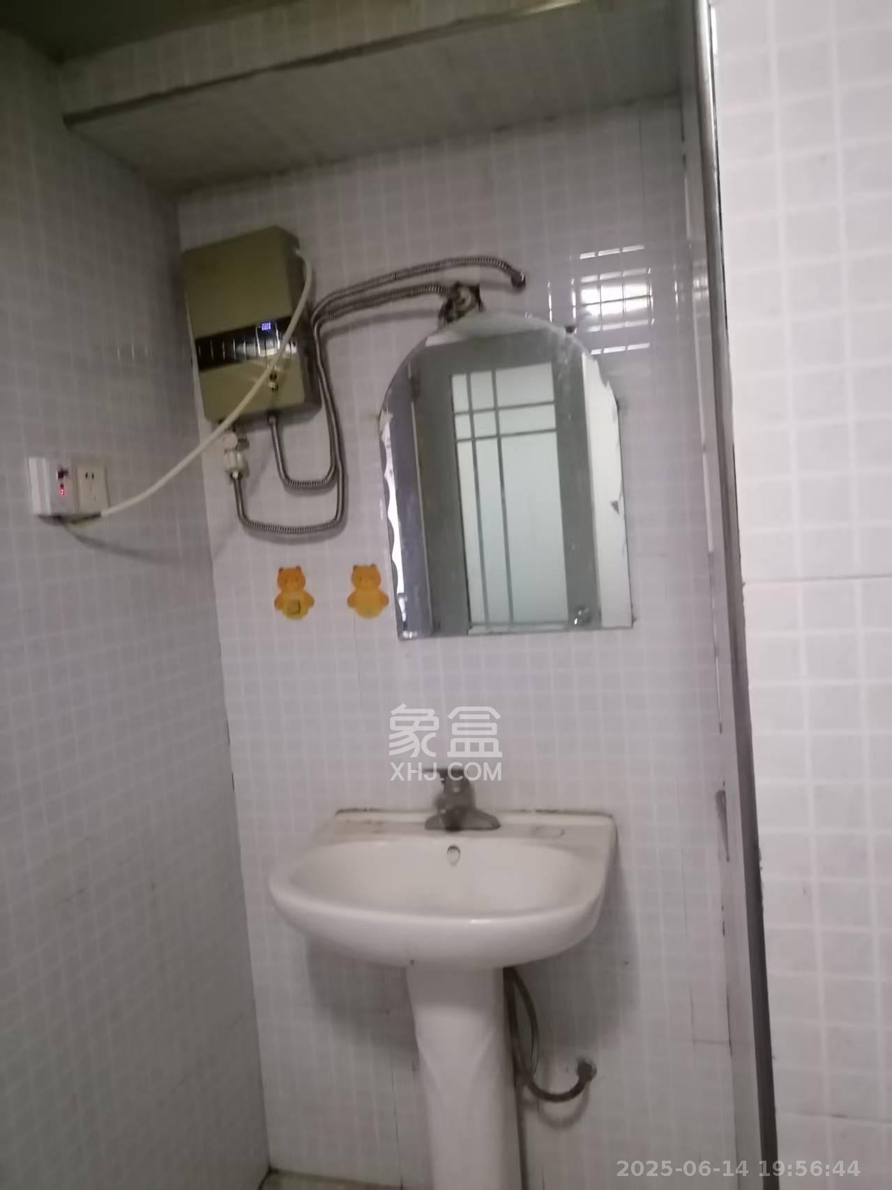 山水华景  1室1厅1卫   1200.00元/月室内图