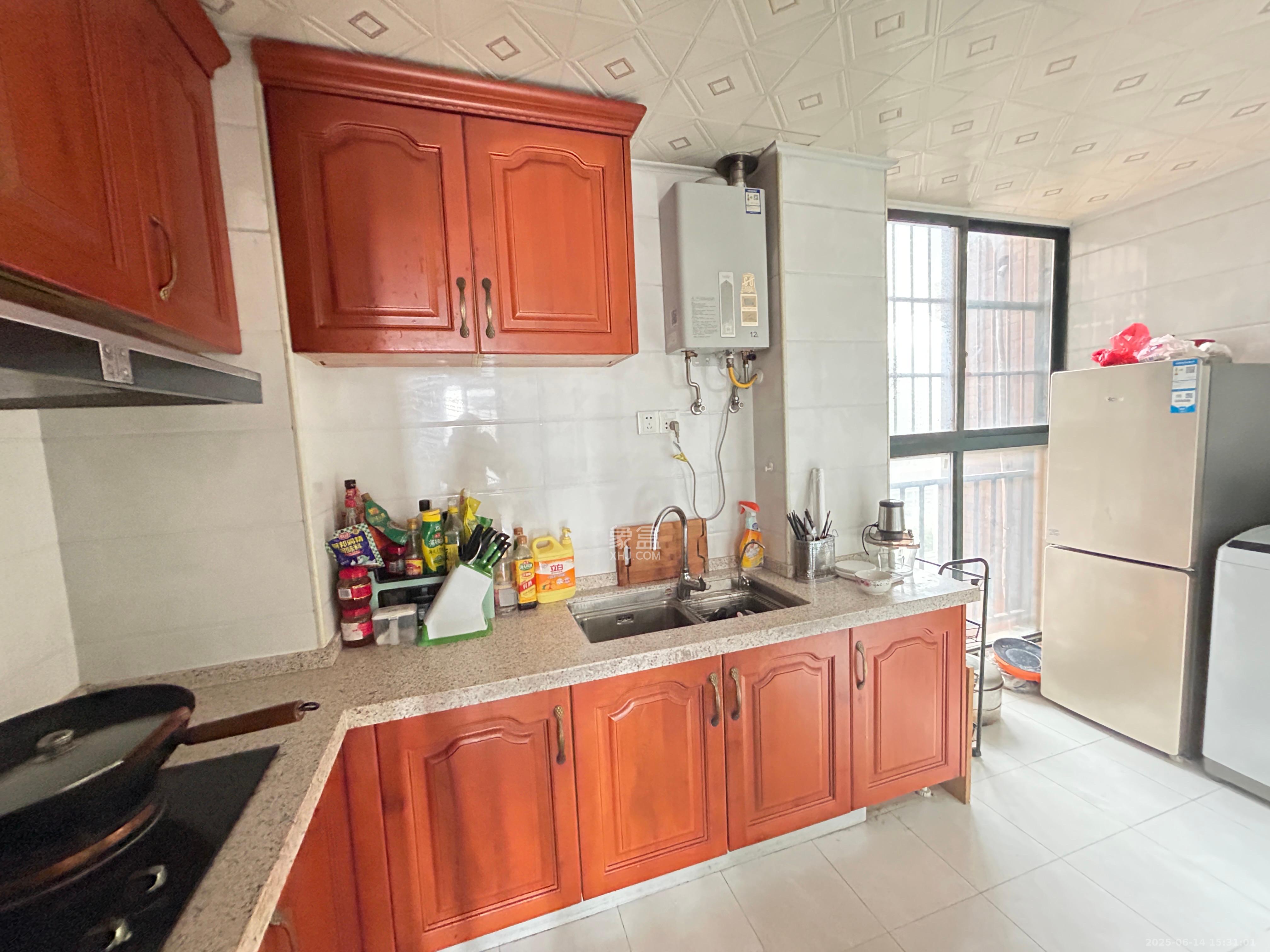 华美公寓(新猎鹰公寓) 3室2厅1卫 3000.0元/月 华美公寓(新猎鹰公寓) 3室2厅1卫 3000.0元/月室内图