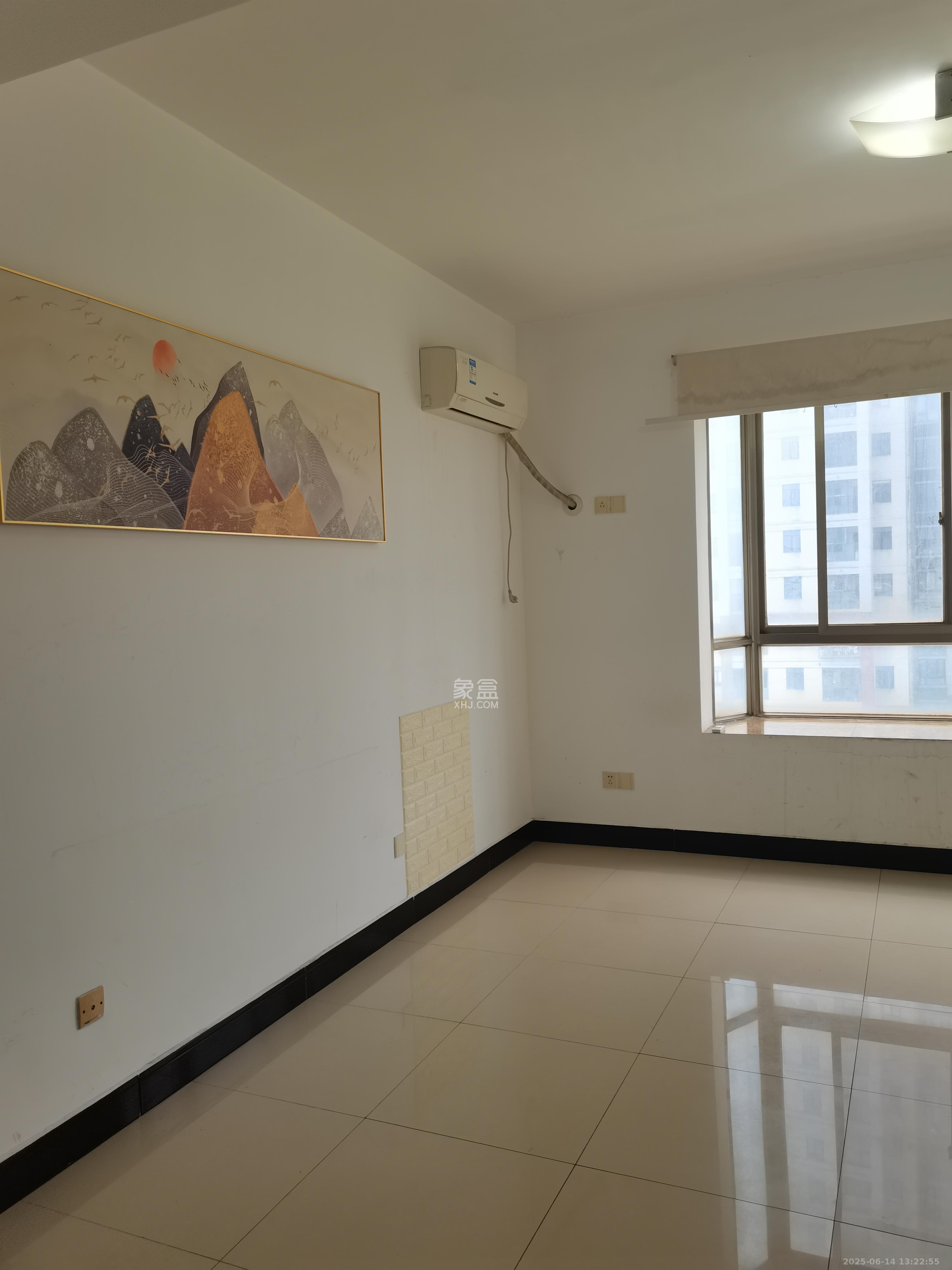 96301部队小区  4室2厅2卫   2400.00元/月室内图