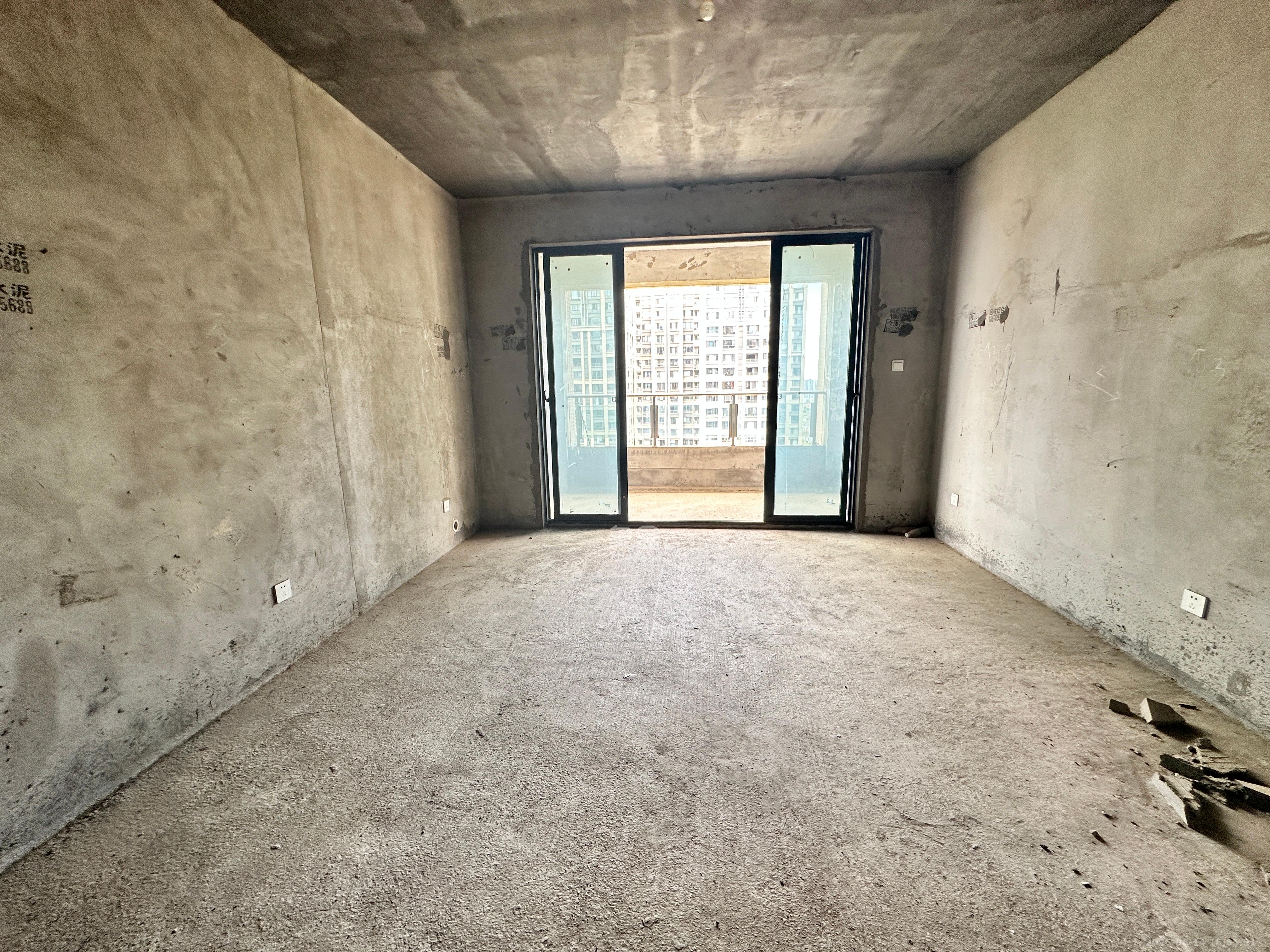 长房上层国际  4室2厅2卫    60.0万 长房上层国际  4室2厅2卫    60.0万客厅