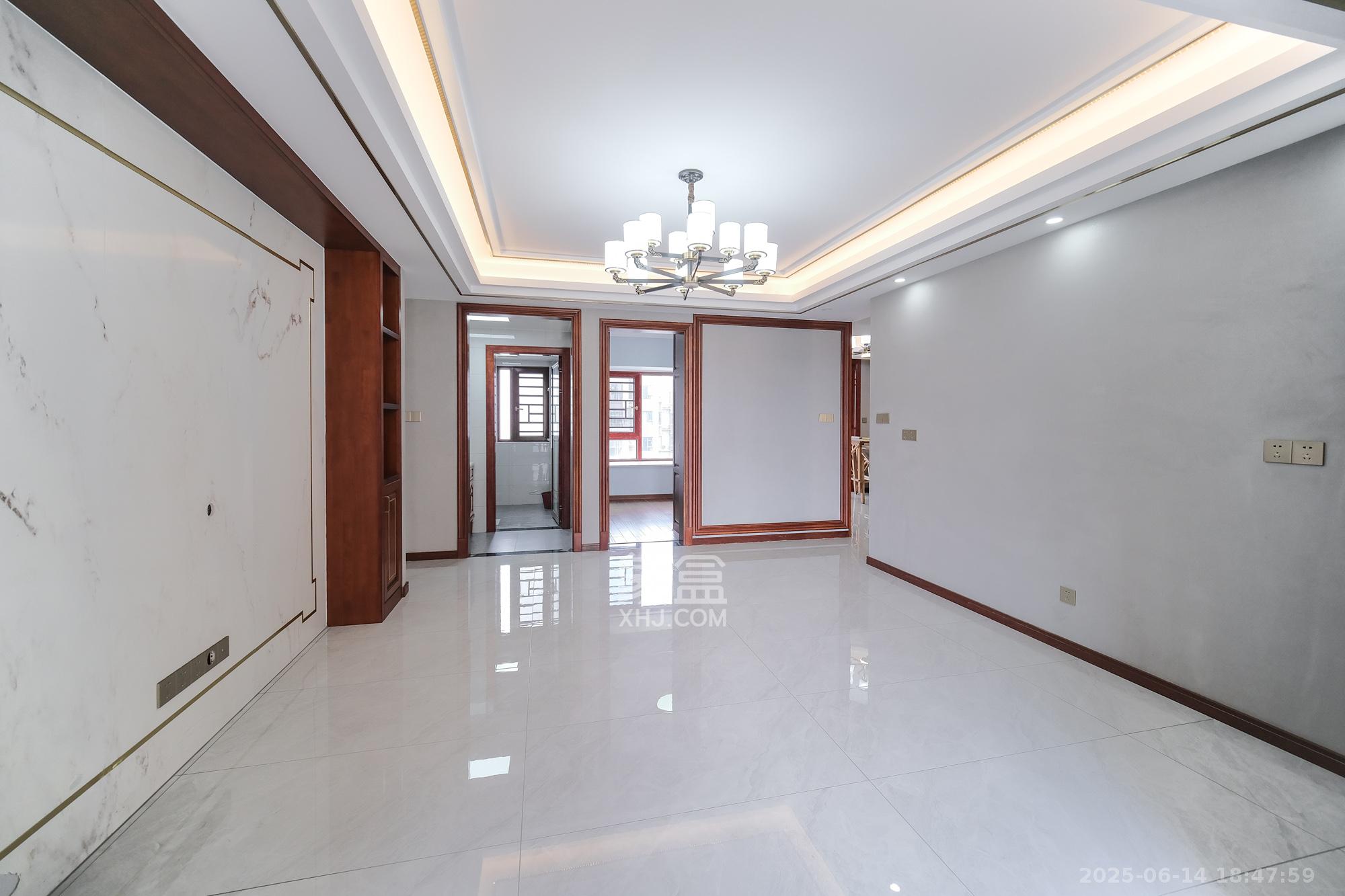 荣盛花语城  4室2厅2卫    93.0万 荣盛花语城  4室2厅2卫    93.0万客厅