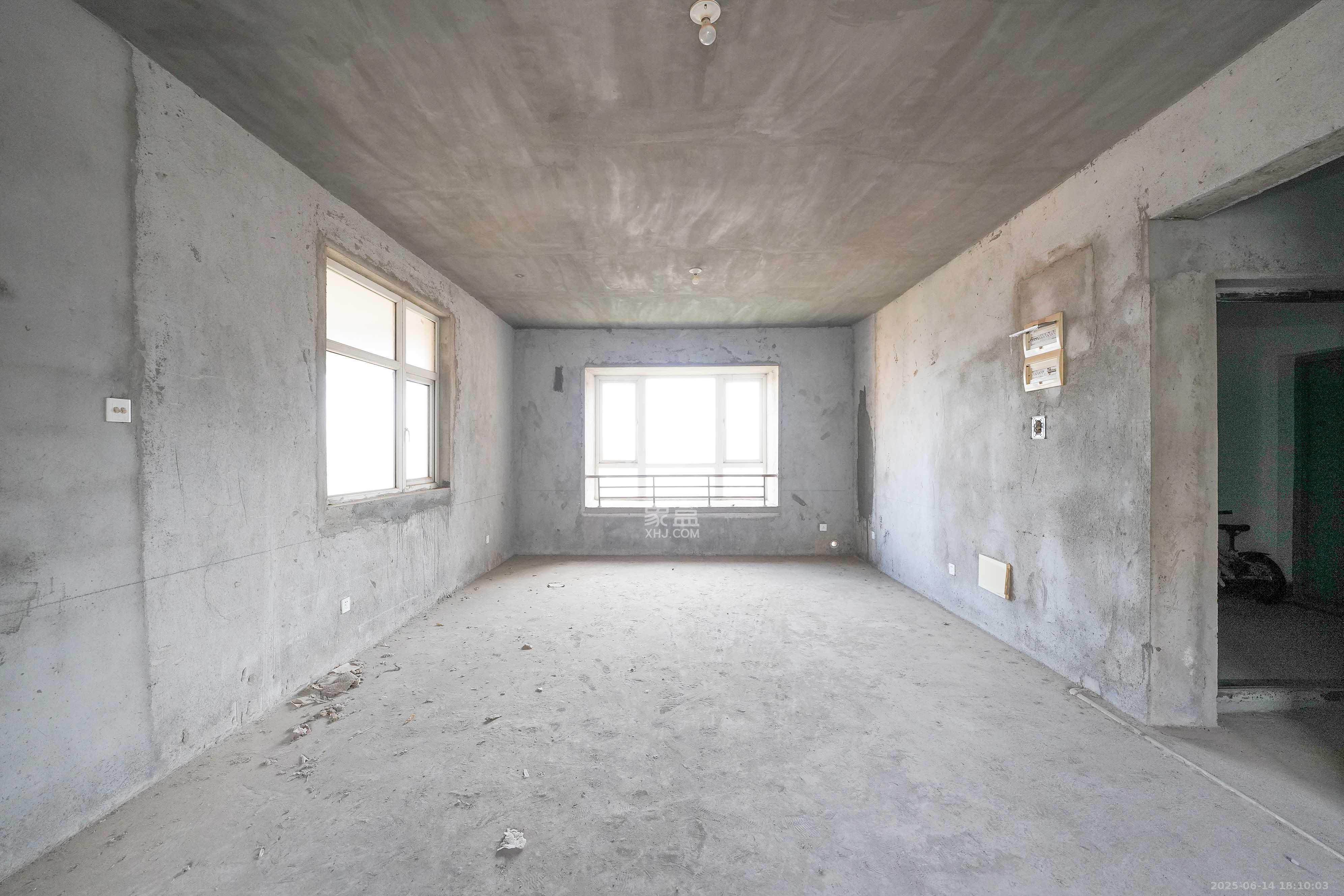 嘉华城(一期) 5室2厅2卫 165.0万 嘉华城(一期) 5室2厅2卫 165.0万客厅