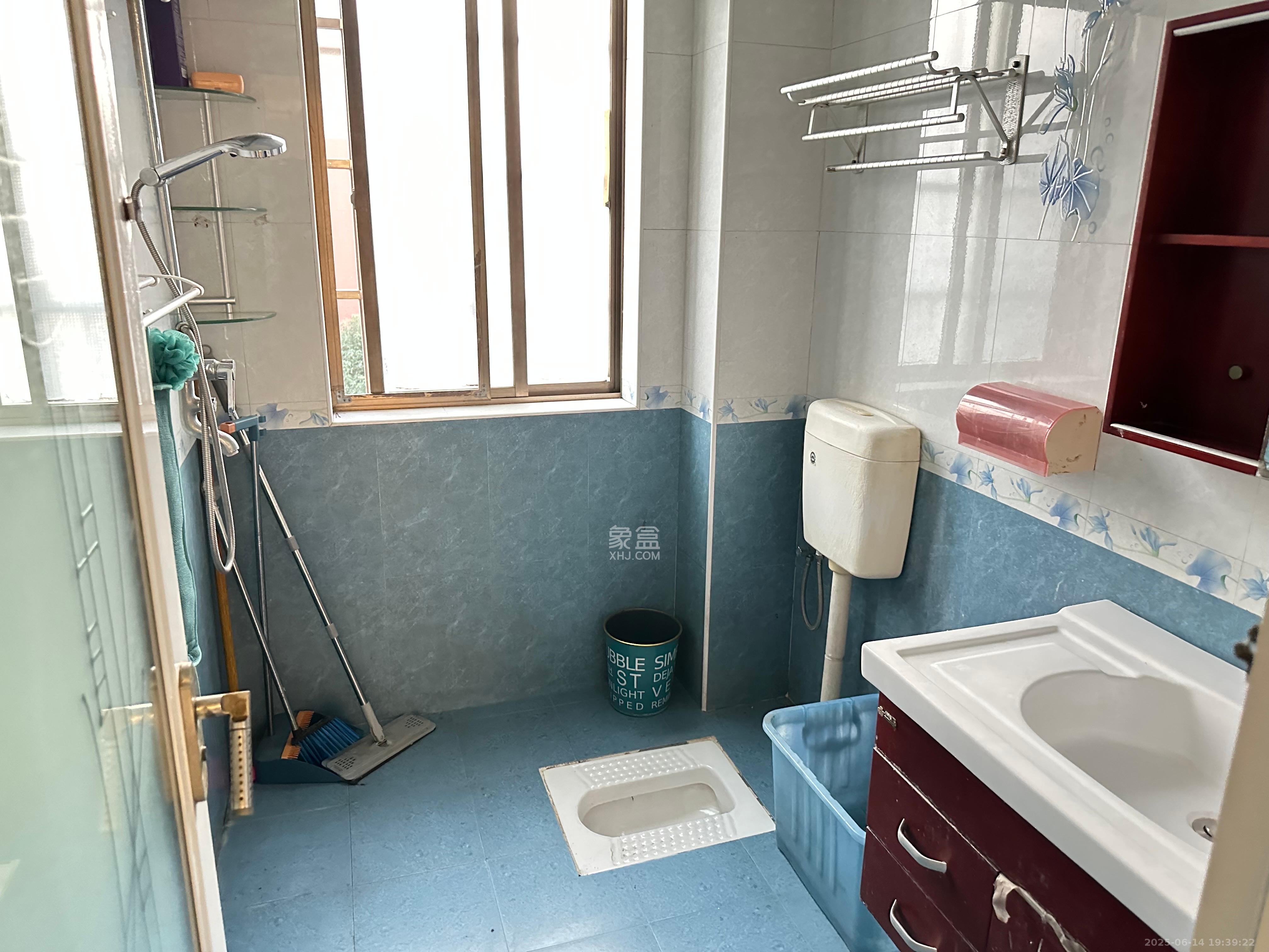 莲湖汽配城 4室2厅2卫 2500.0元/月 莲湖汽配城 4室2厅2卫 2500.0元/月室内图