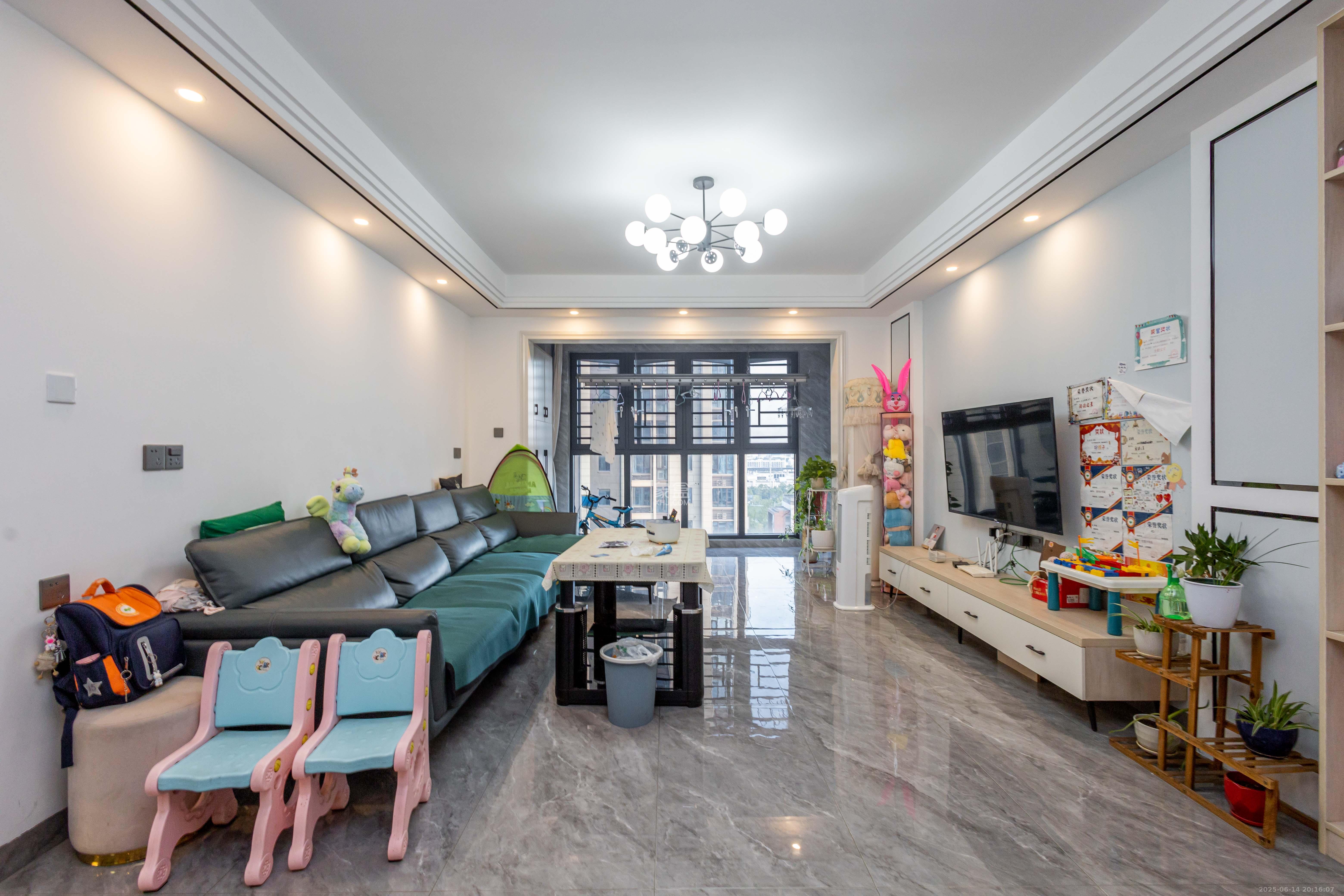 映悦星府 3室2厅2卫 98.0万 映悦星府 3室2厅2卫 98.0万客厅