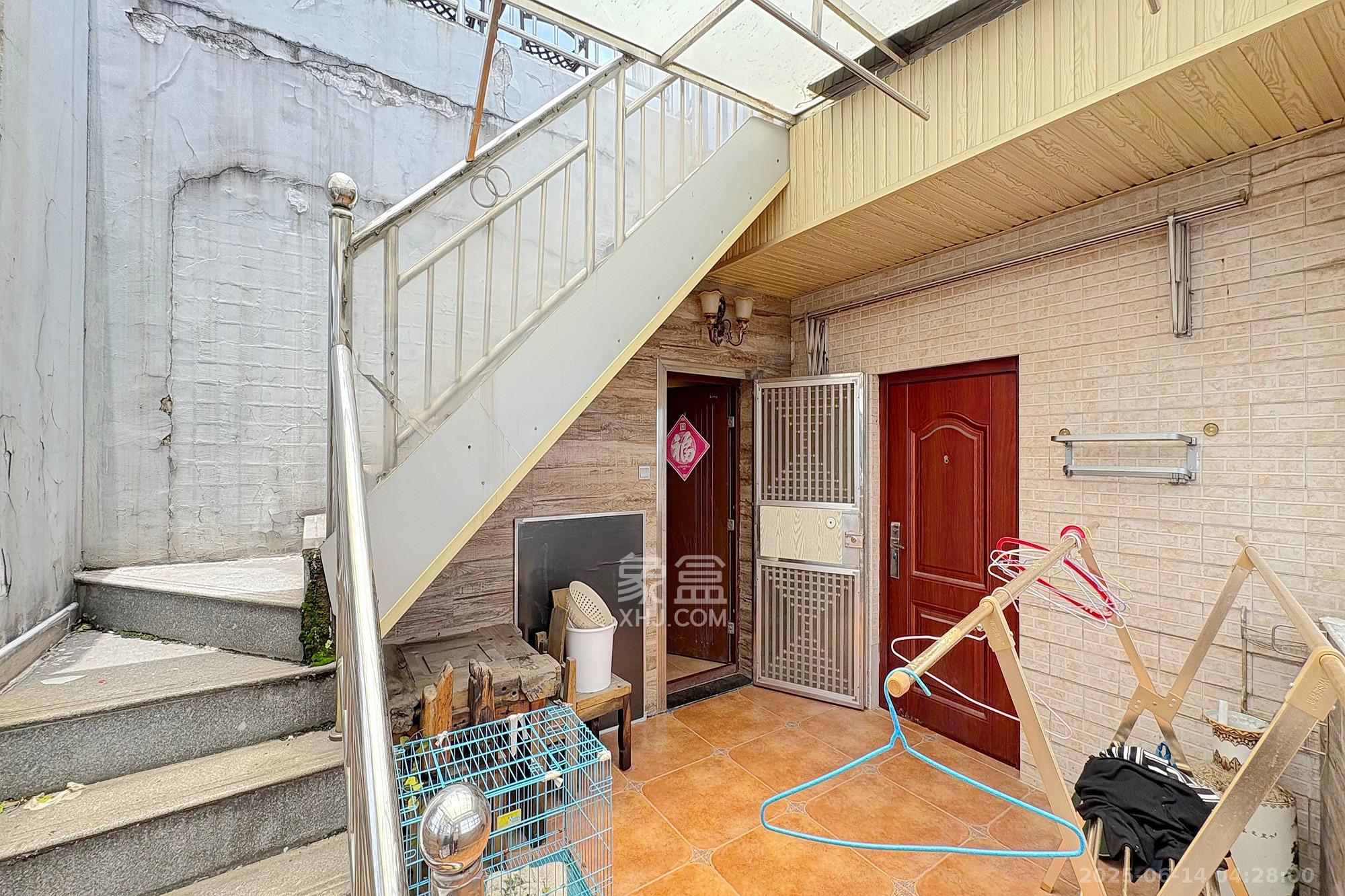 王府花园  8室2厅4卫   360.00万卫生间