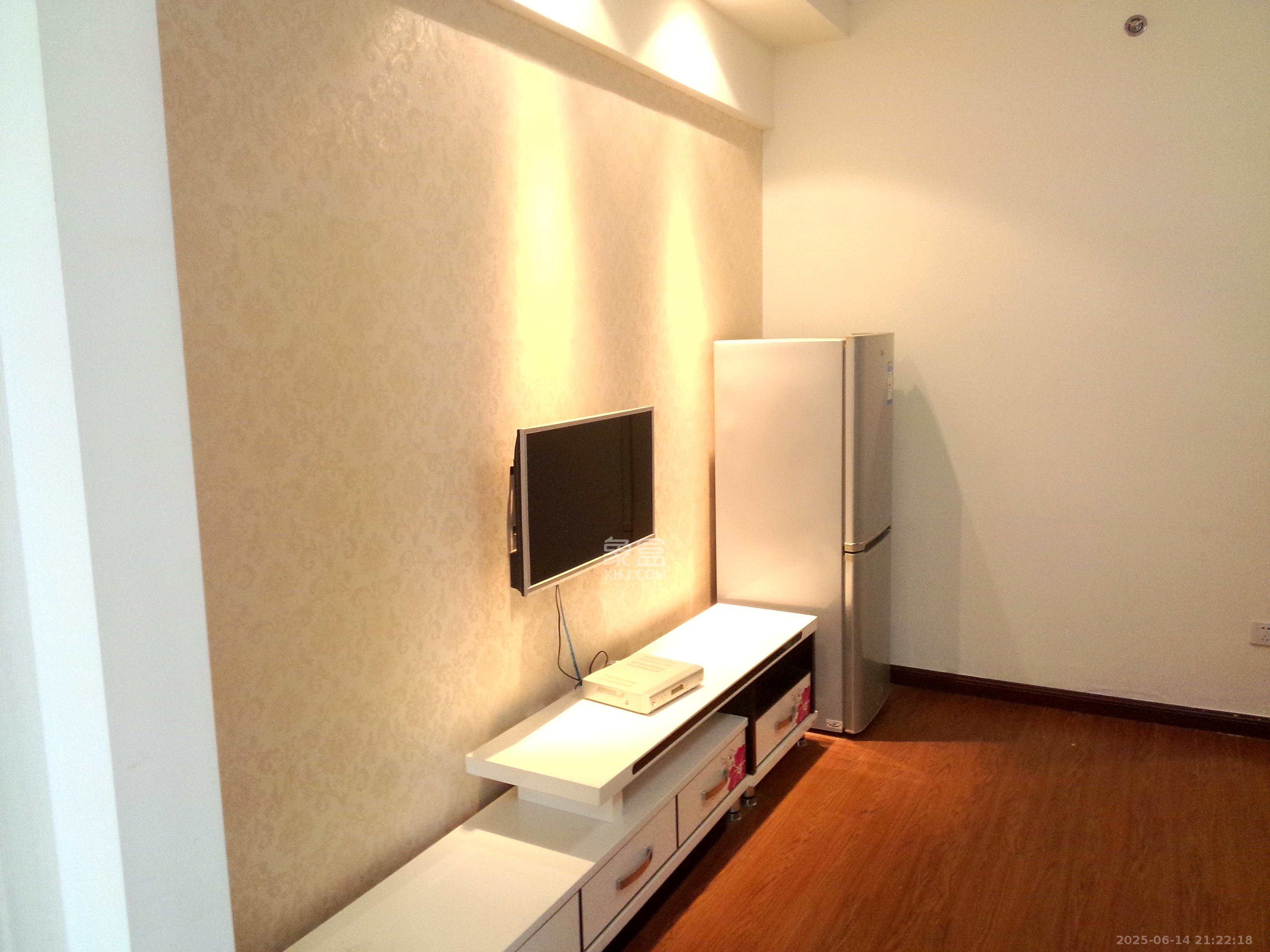 西子一间  1室1厅1卫    1700.0元/月 西子一间  1室1厅1卫    1700.0元/月室内图