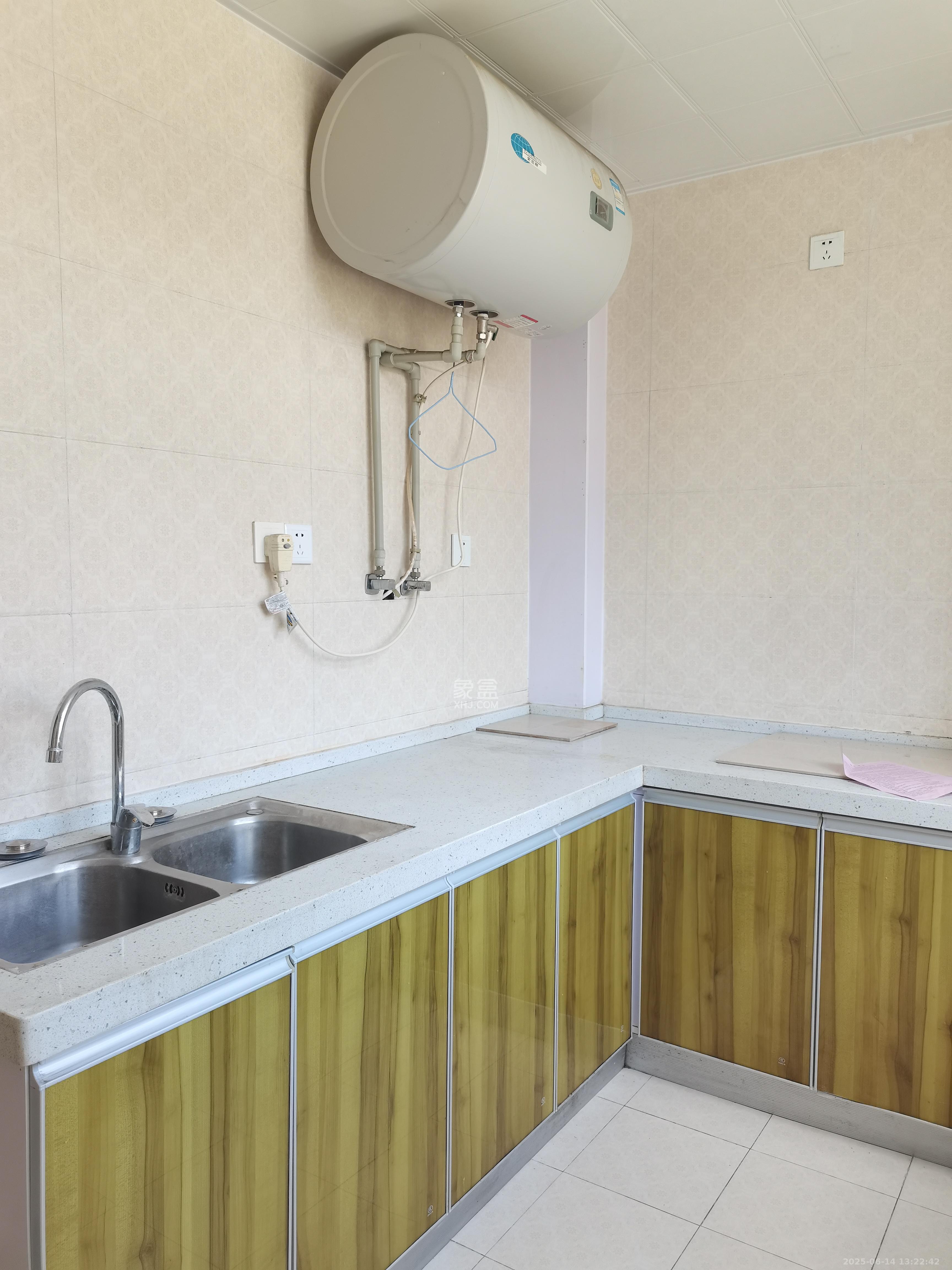 96301部队小区  4室2厅2卫   2400.00元/月室内图