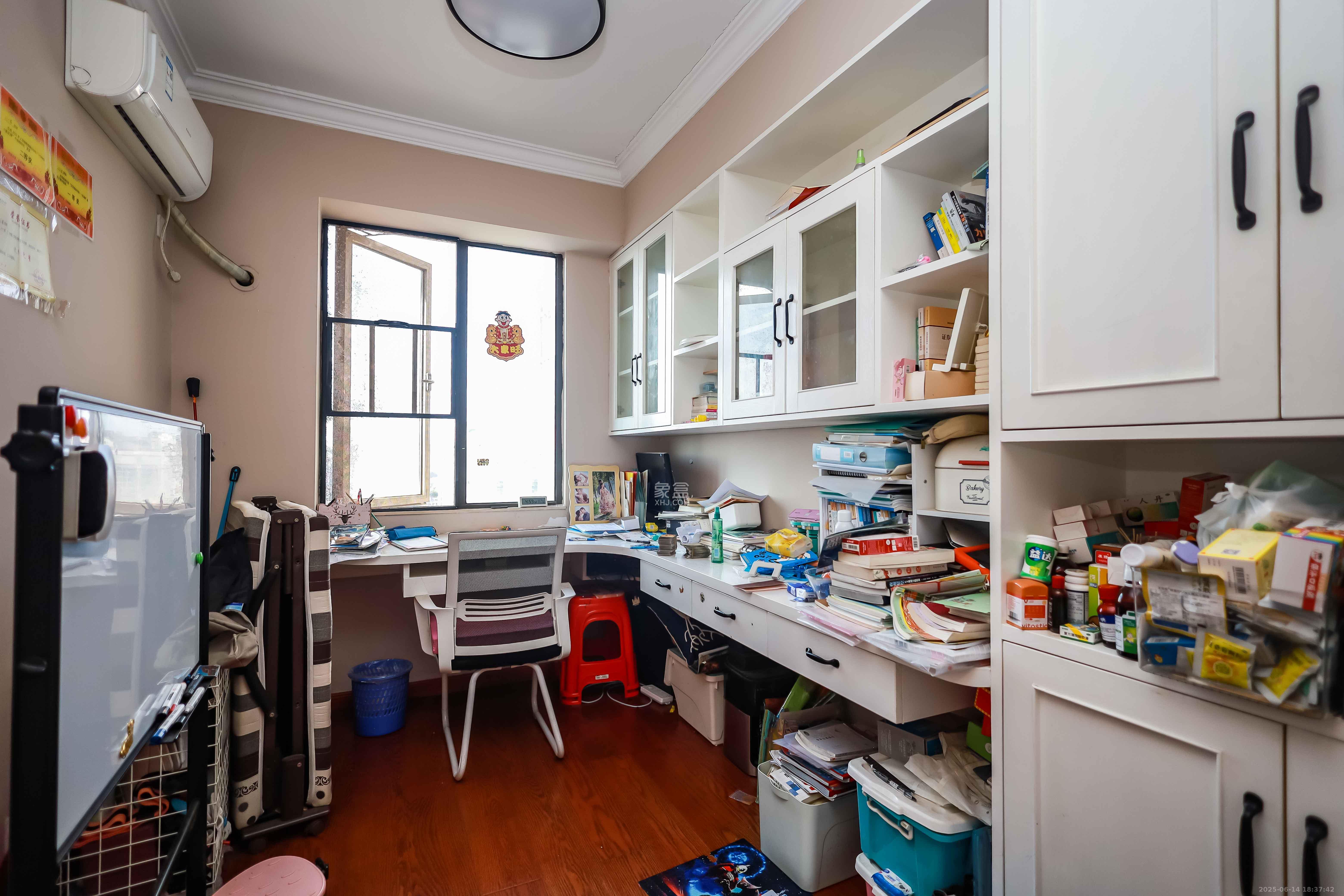 麓谷小镇 4室2厅2卫 92.8万 麓谷小镇 4室2厅2卫 92.8万卧室