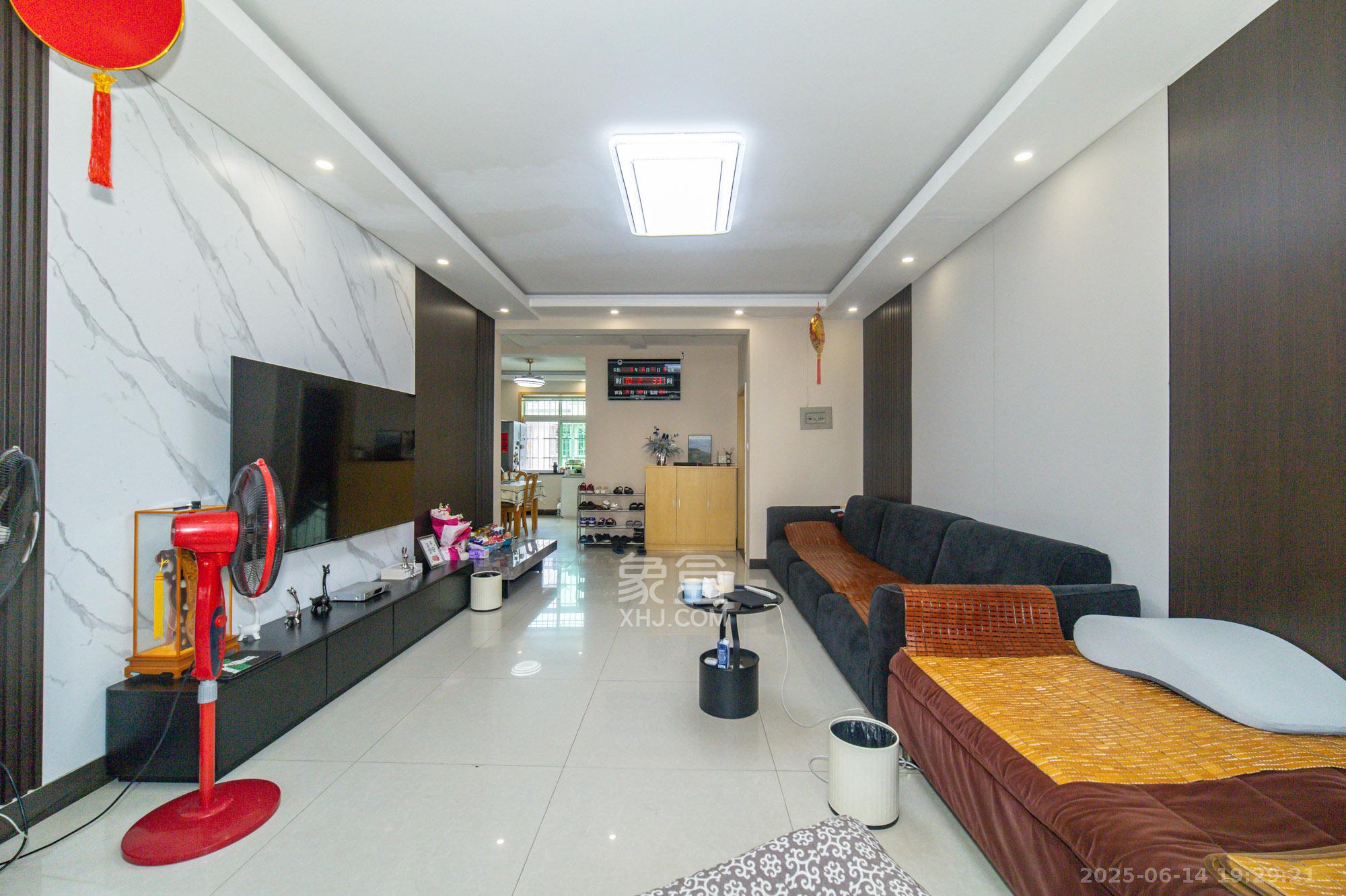 圆梦花园 4室2厅1卫 49.8万 圆梦花园 4室2厅1卫 49.8万客厅