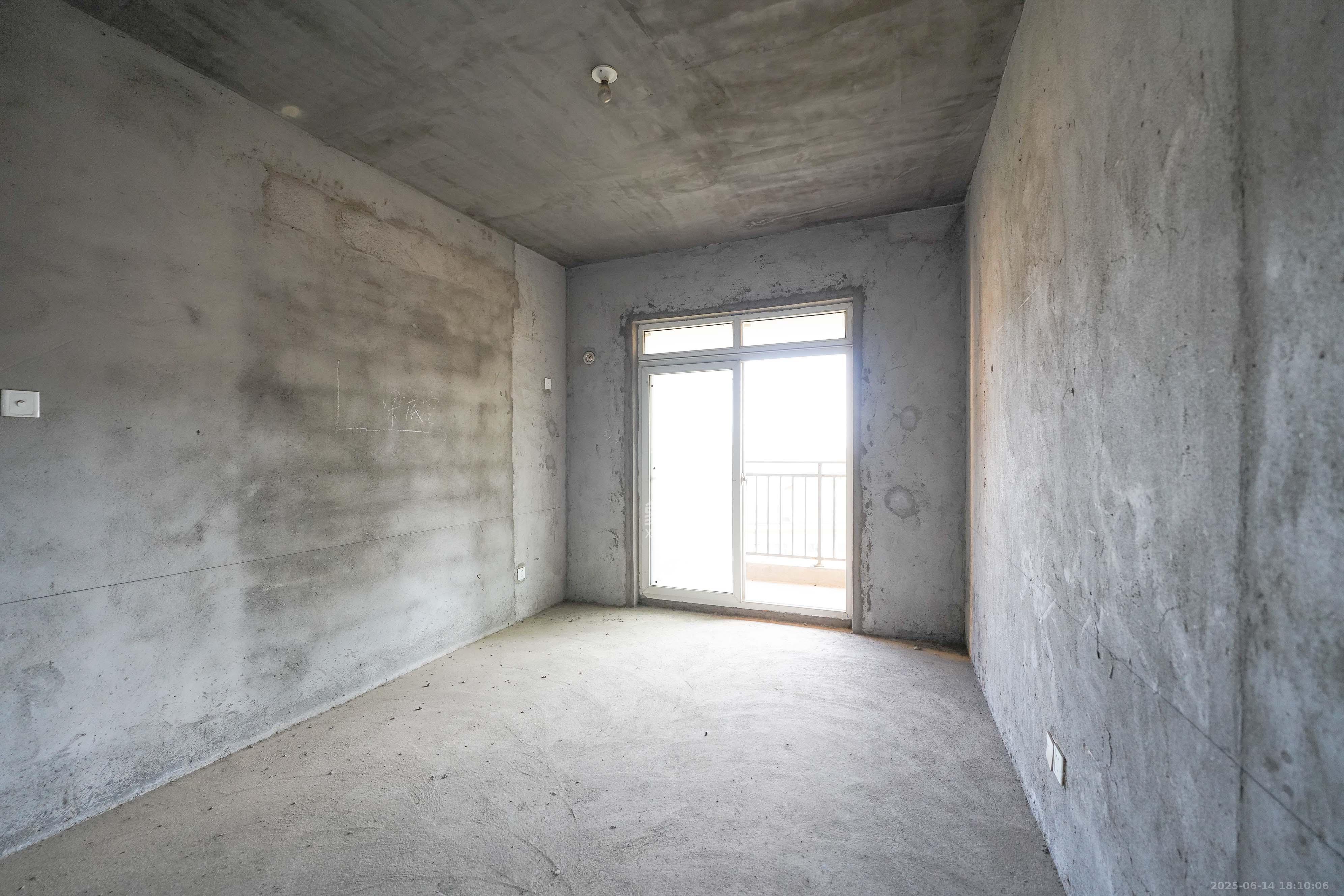 嘉华城(一期) 5室2厅2卫 165.0万 嘉华城(一期) 5室2厅2卫 165.0万卧室