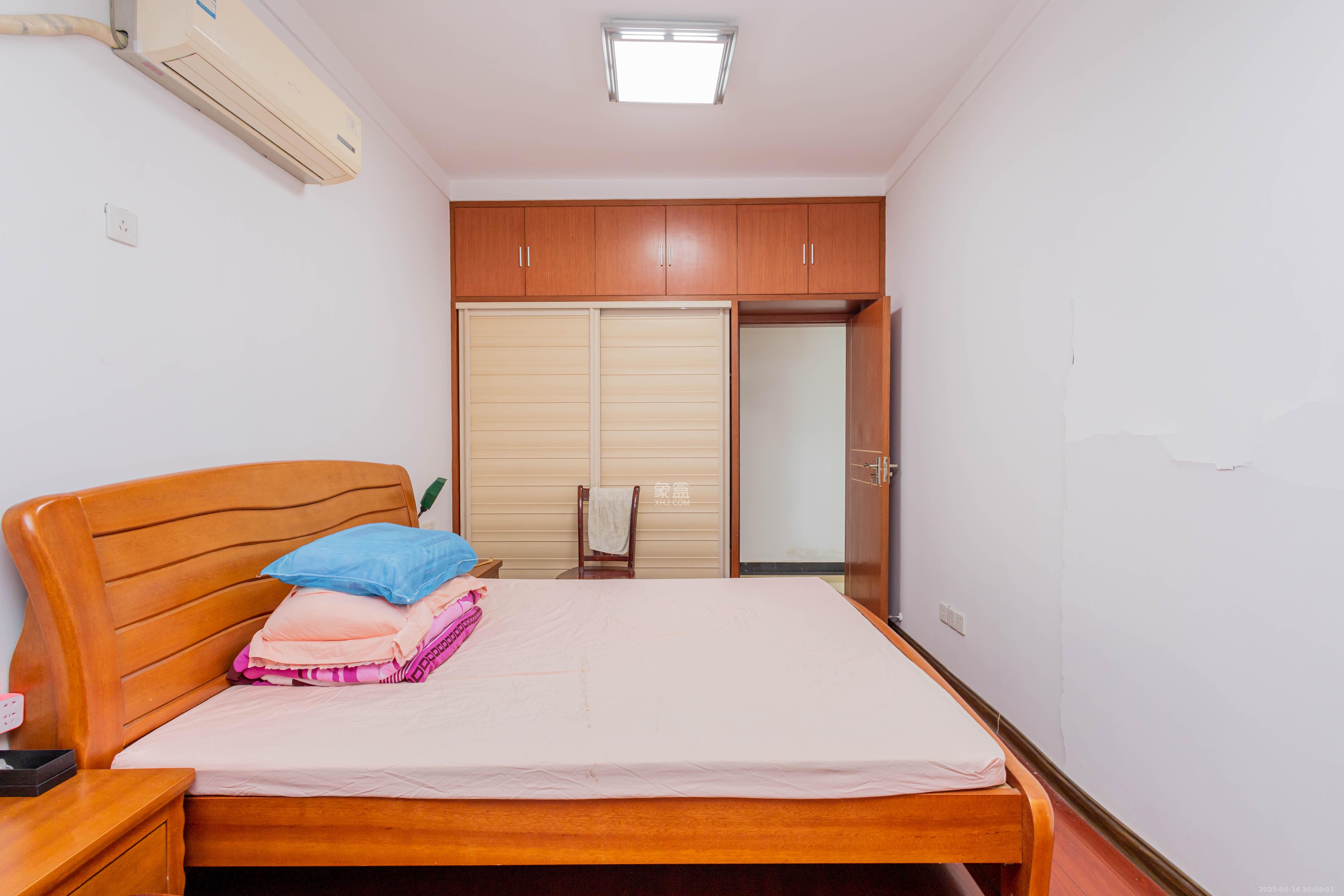 辉煌国际城一期 3室2厅2卫 99.8万 辉煌国际城一期 3室2厅2卫 99.8万卧室