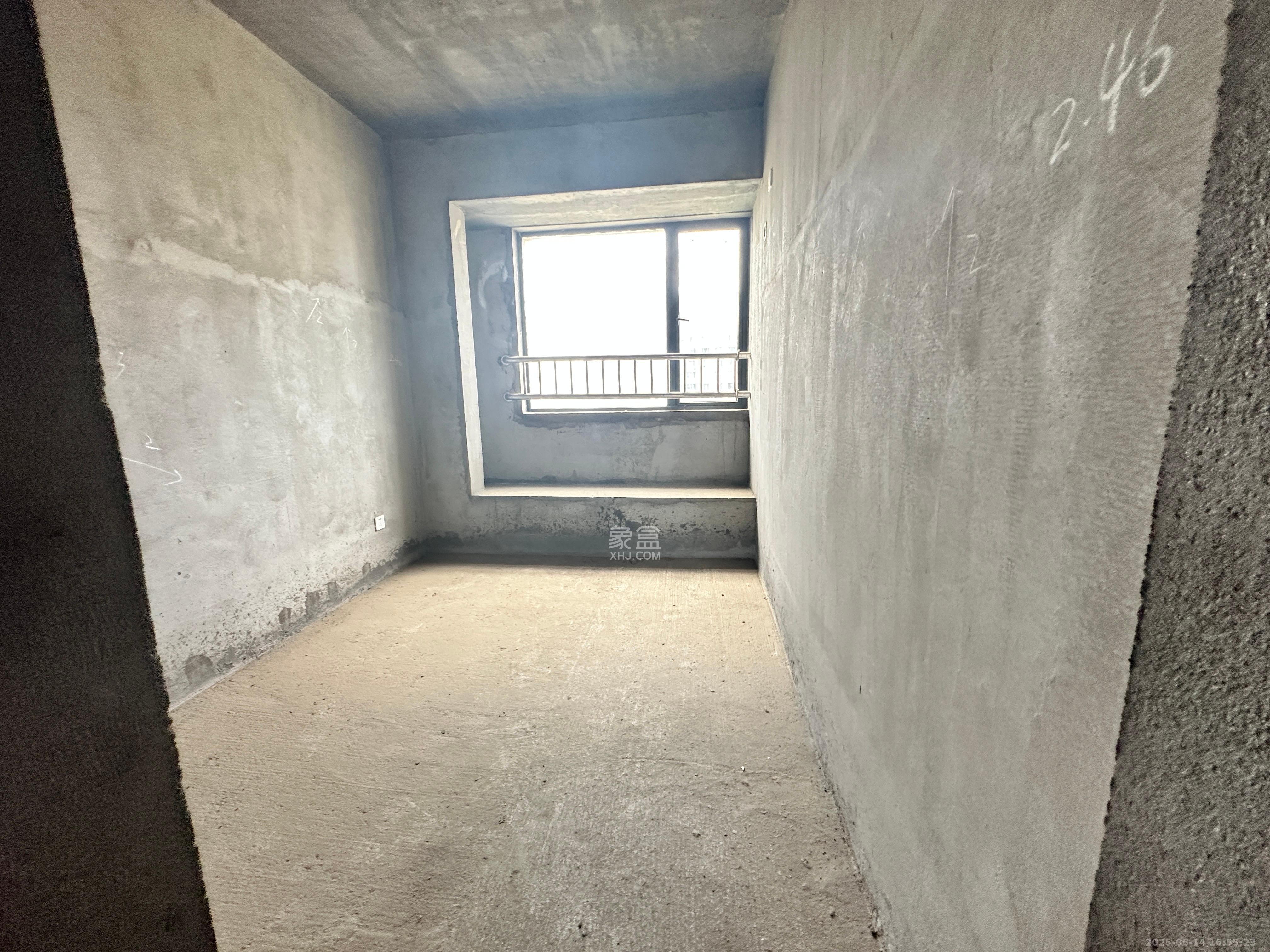 长房上层国际  4室2厅2卫    60.0万 长房上层国际  4室2厅2卫    60.0万客厅