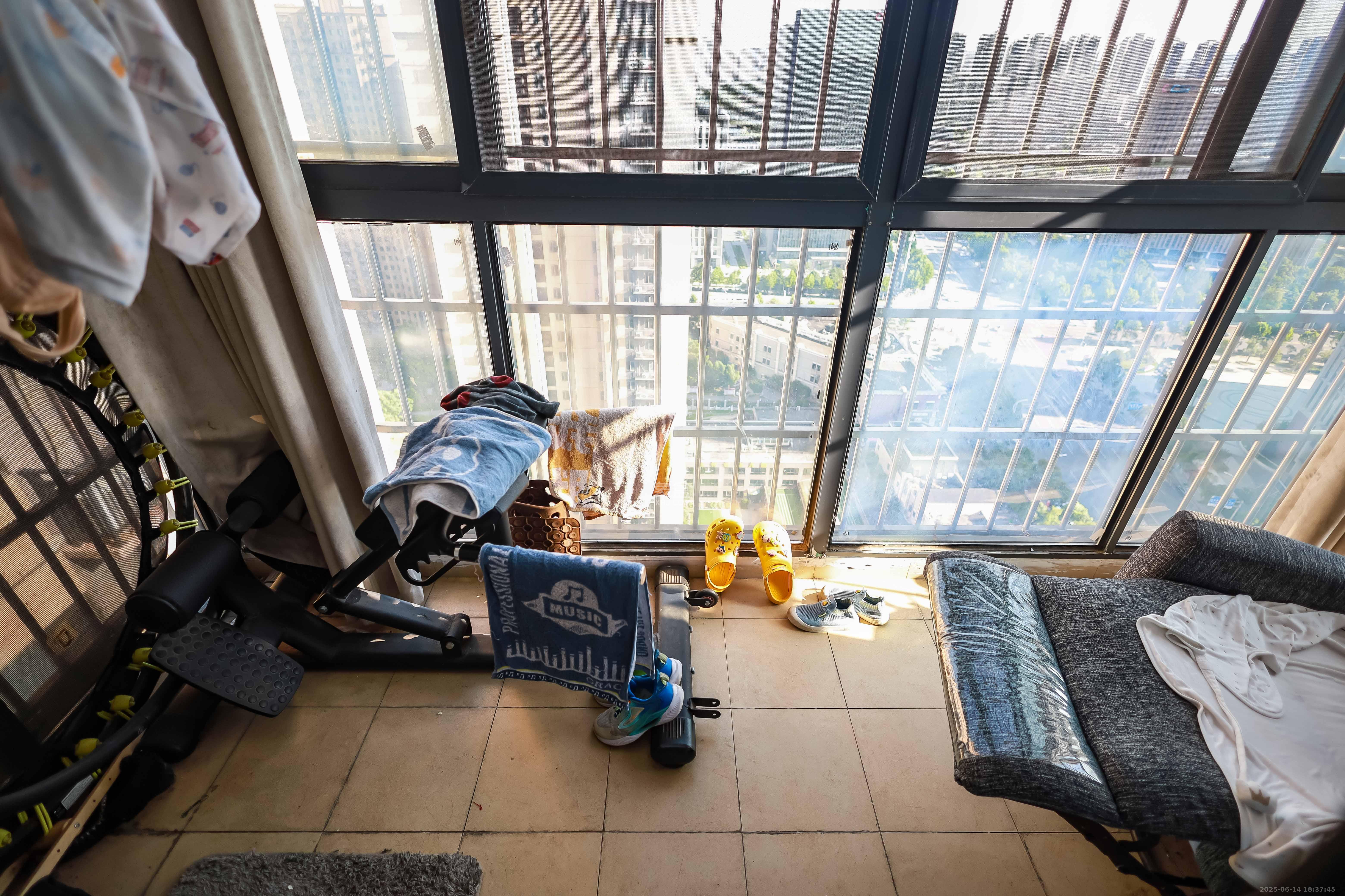 麓谷小镇 4室2厅2卫 92.8万 麓谷小镇 4室2厅2卫 92.8万阳台