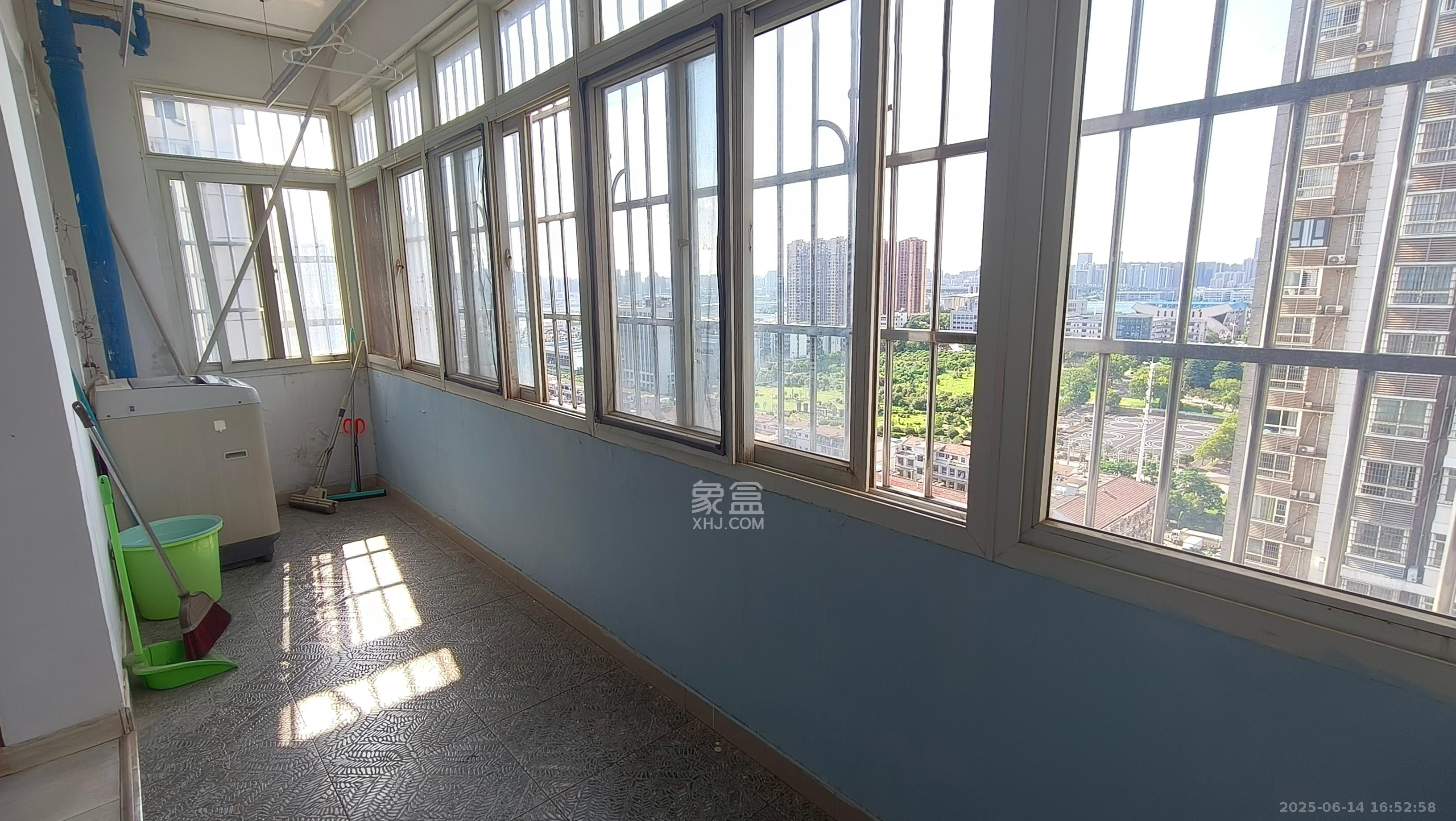 未来蜂巢  3室2厅2卫   1700.00元/月室内图