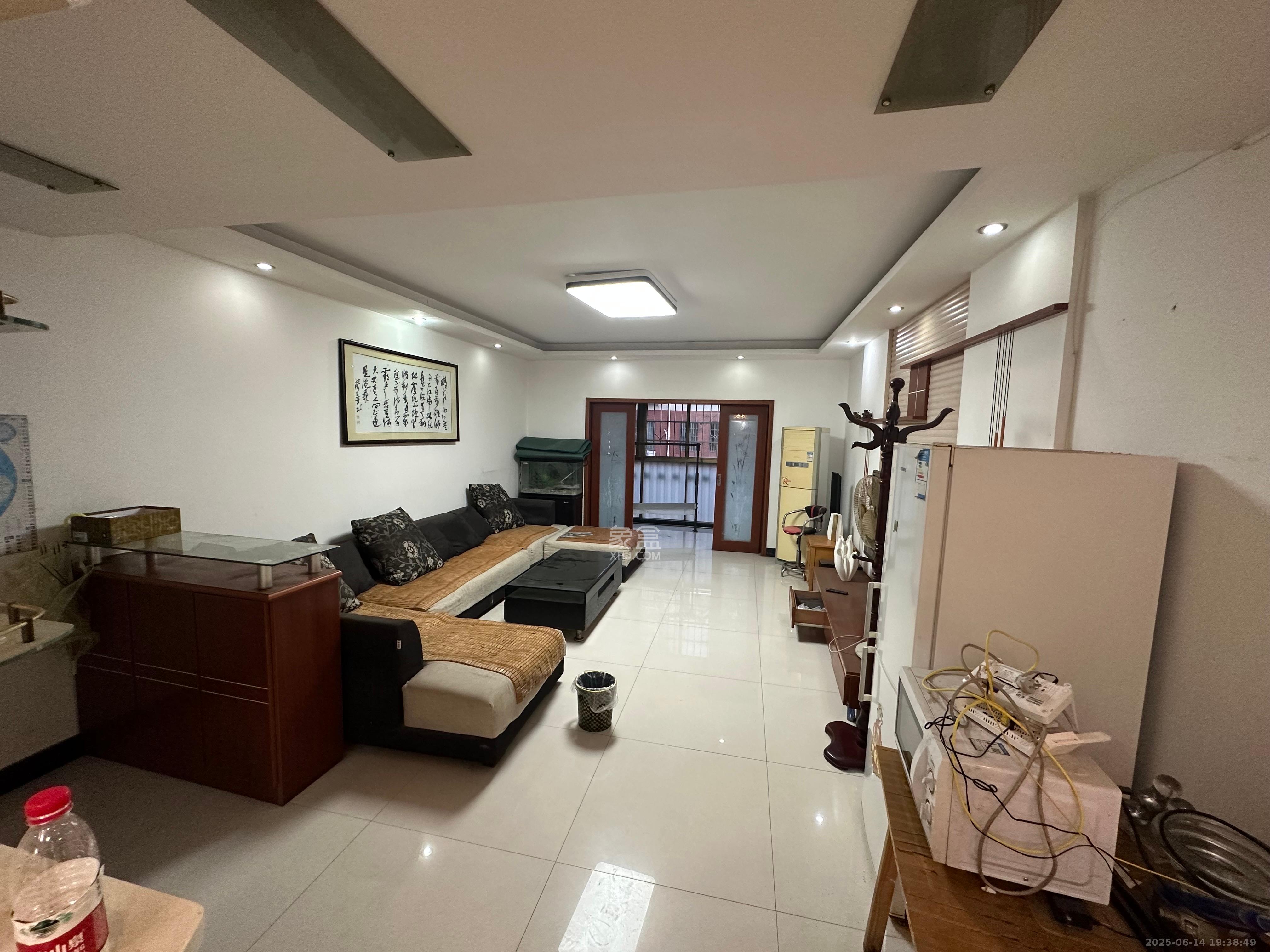 莲湖汽配城 4室2厅2卫 2500.0元/月 莲湖汽配城 4室2厅2卫 2500.0元/月室内图