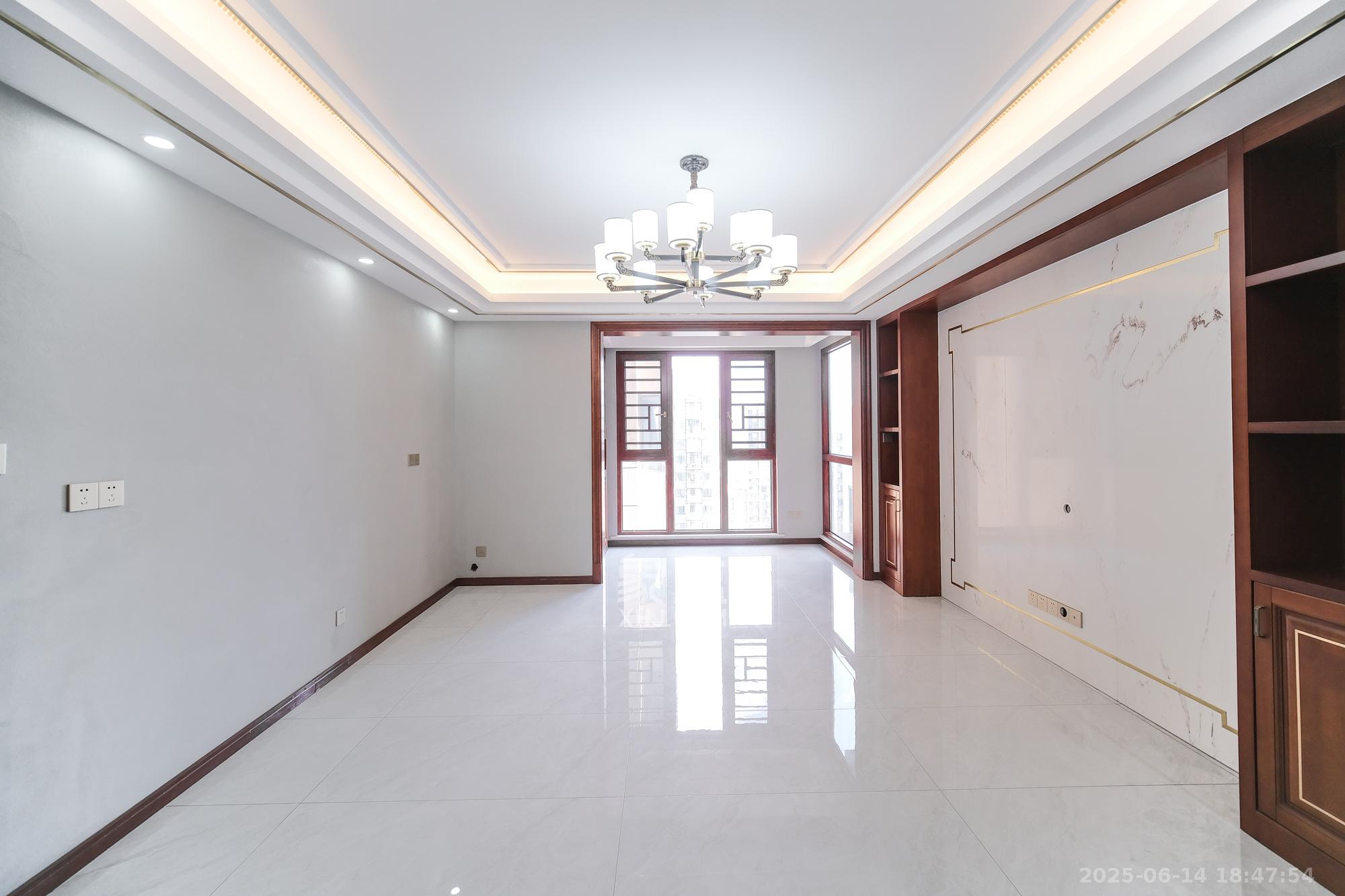 荣盛花语城  4室2厅2卫    93.0万 荣盛花语城  4室2厅2卫    93.0万客厅