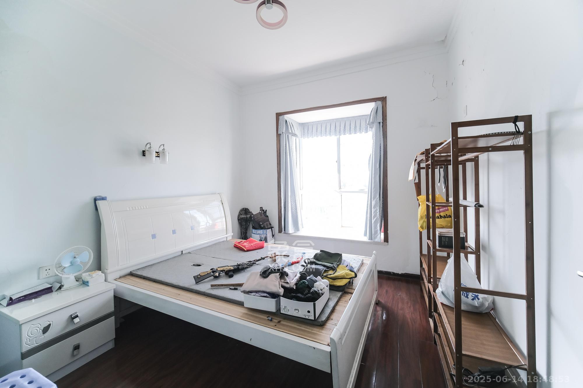 四季星城 3室2厅2卫 68.8万 四季星城 3室2厅2卫 68.8万卧室