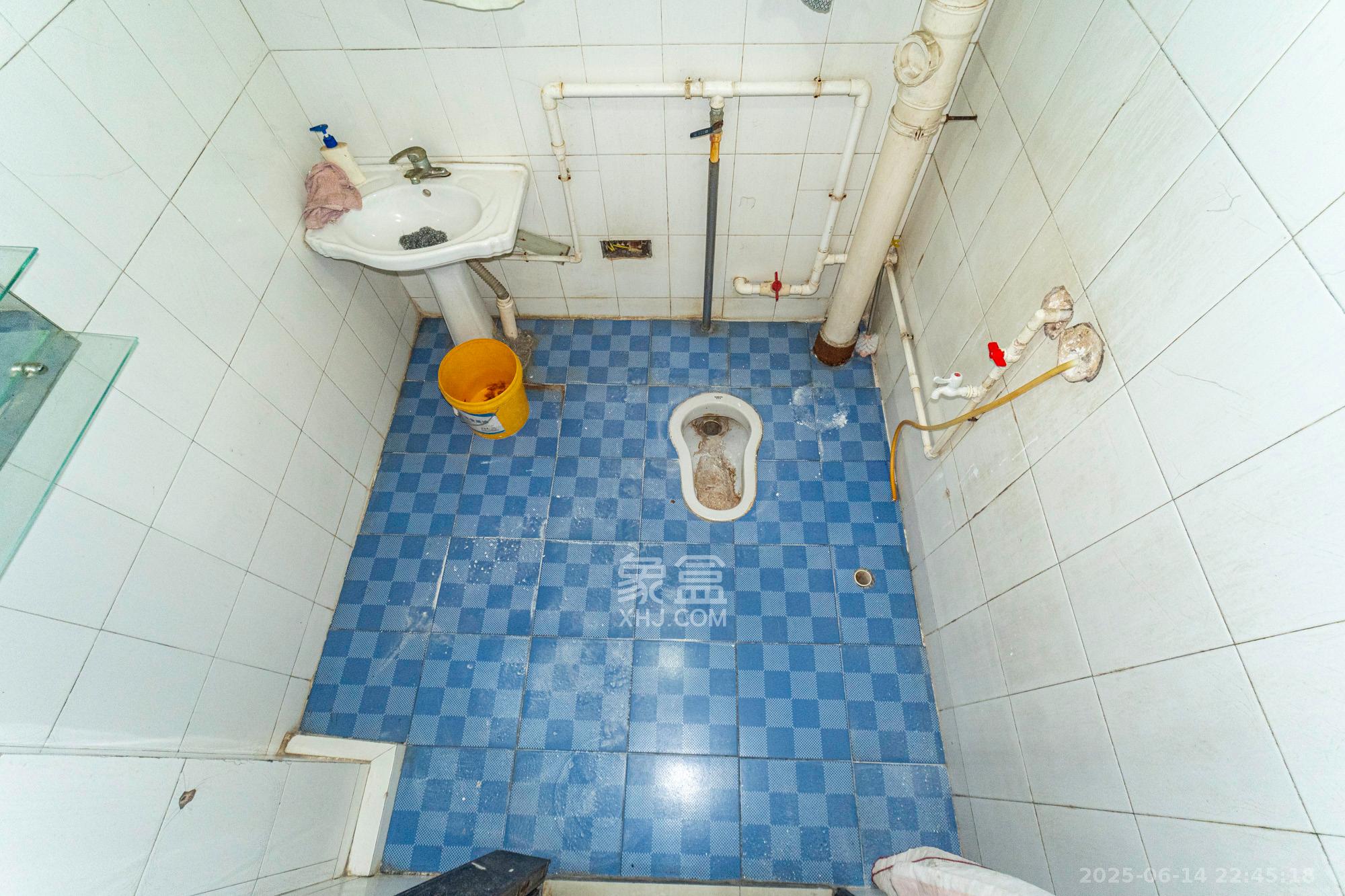 中南汽车世界 2室2厅1卫 36.0万 中南汽车世界 2室2厅1卫 36.0万卫生间