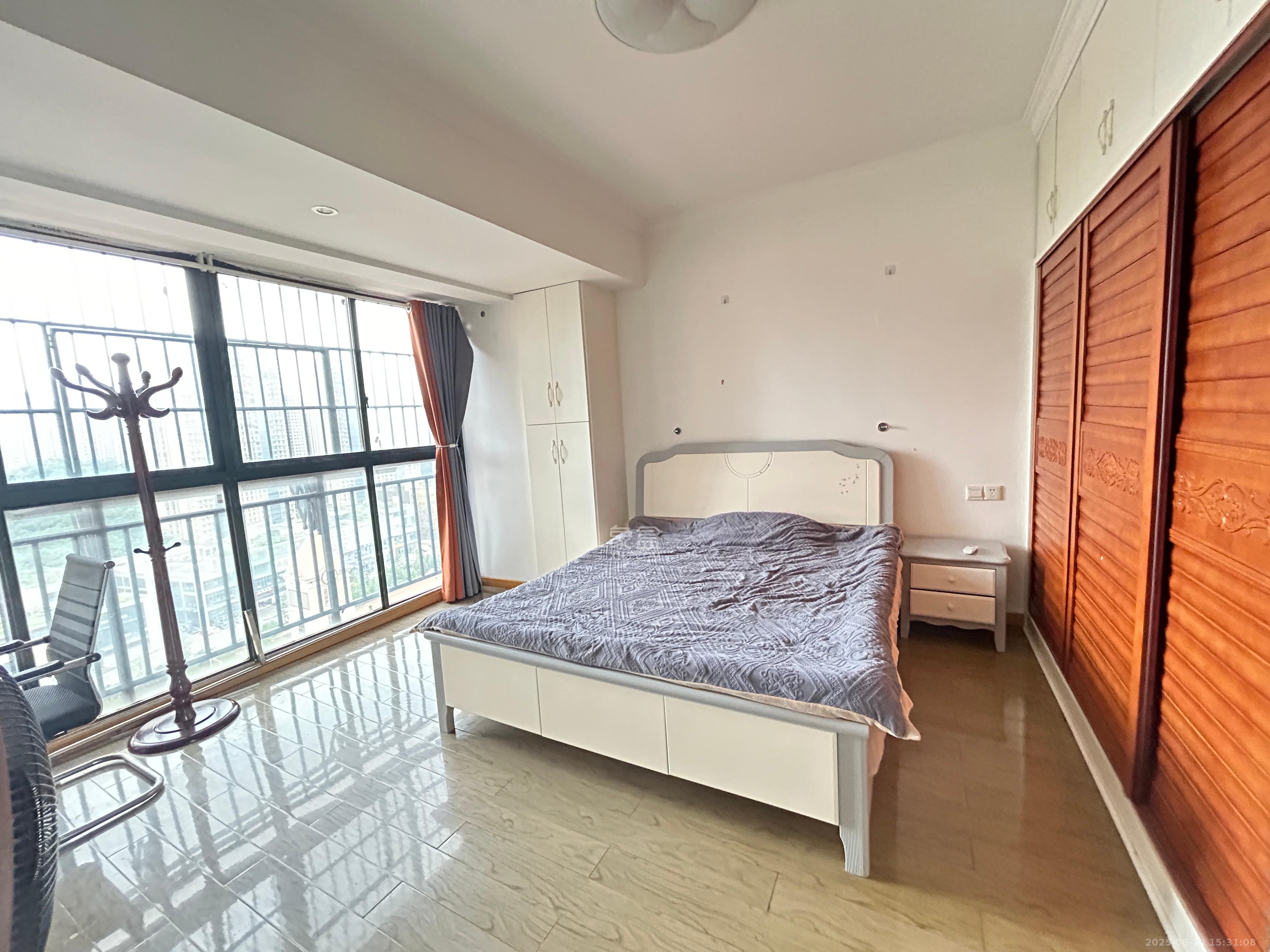 华美公寓(新猎鹰公寓) 3室2厅1卫 3000.0元/月 华美公寓(新猎鹰公寓) 3室2厅1卫 3000.0元/月室内图