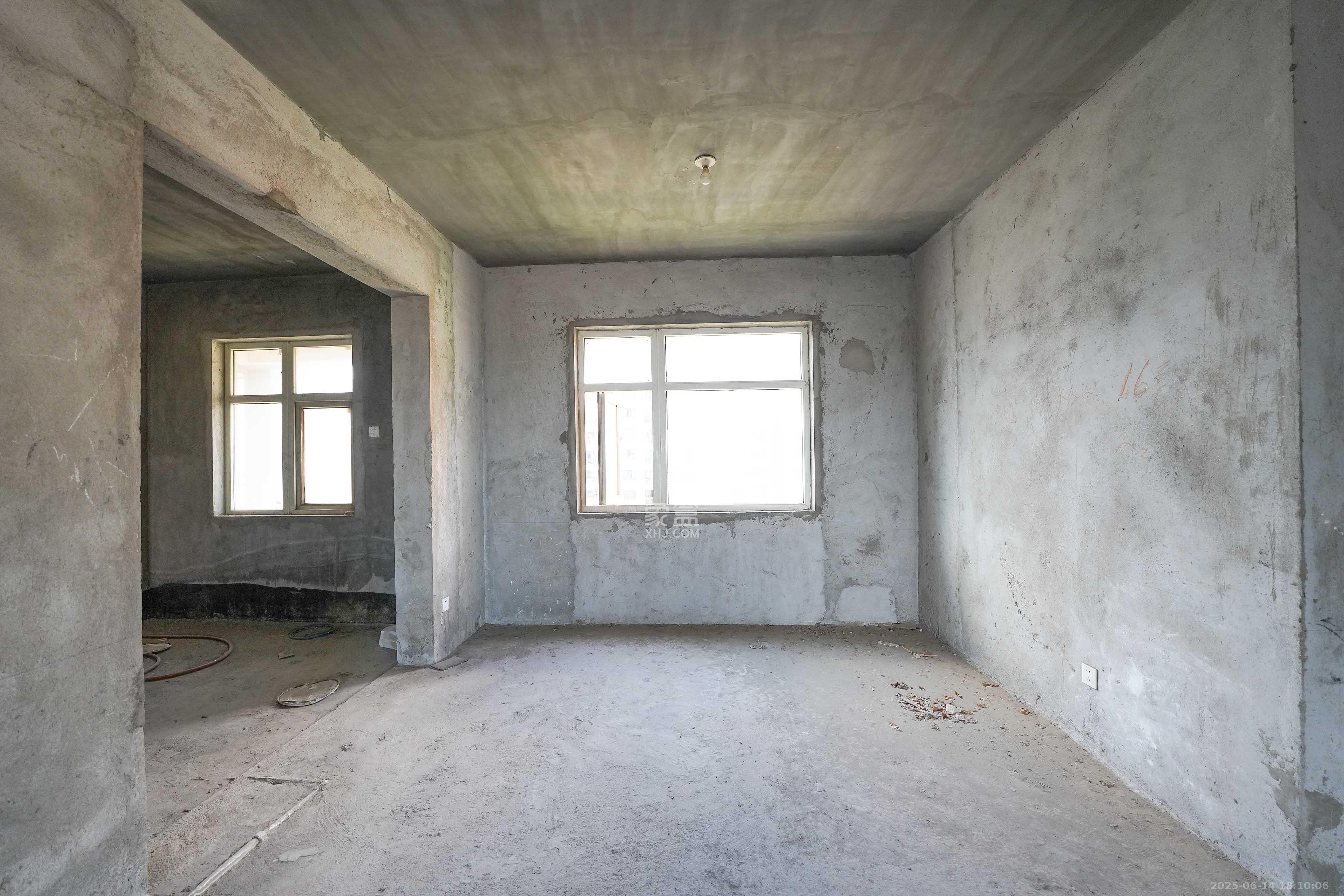 嘉华城(一期) 5室2厅2卫 165.0万 嘉华城(一期) 5室2厅2卫 165.0万客厅