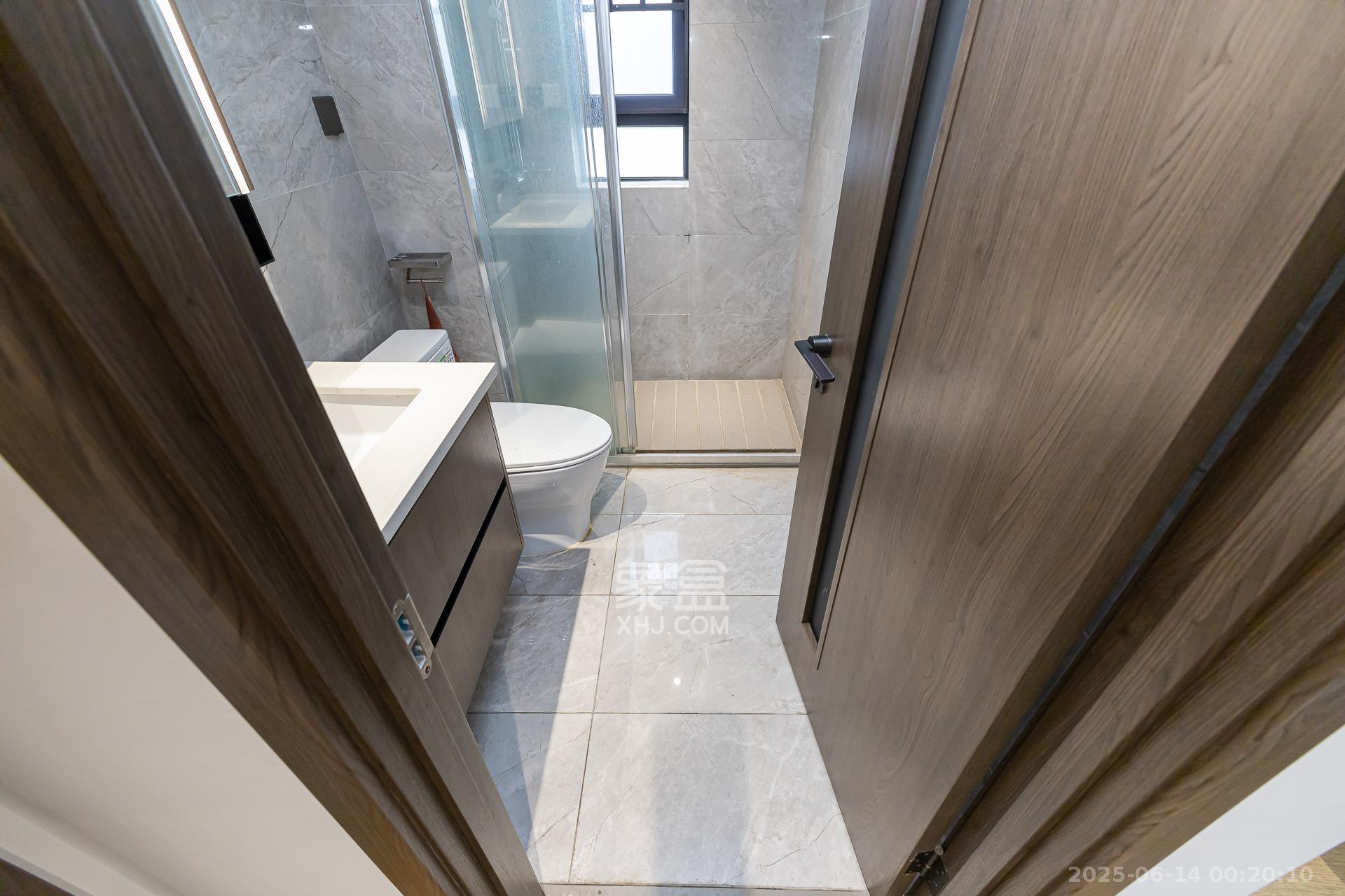 万科滨河道 3室2厅2卫 135.0万 万科滨河道 3室2厅2卫 135.0万卫生间