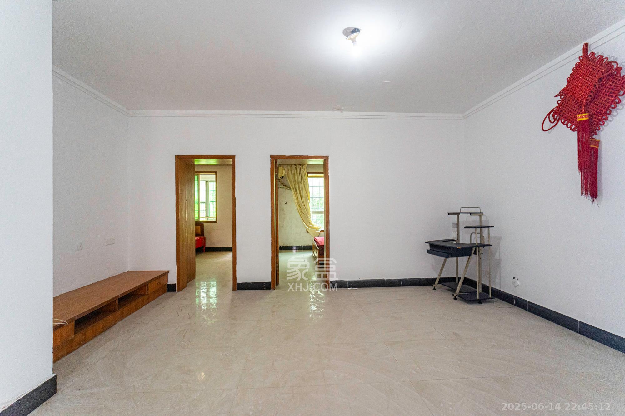 中南汽车世界 2室2厅1卫 36.0万 中南汽车世界 2室2厅1卫 36.0万客厅