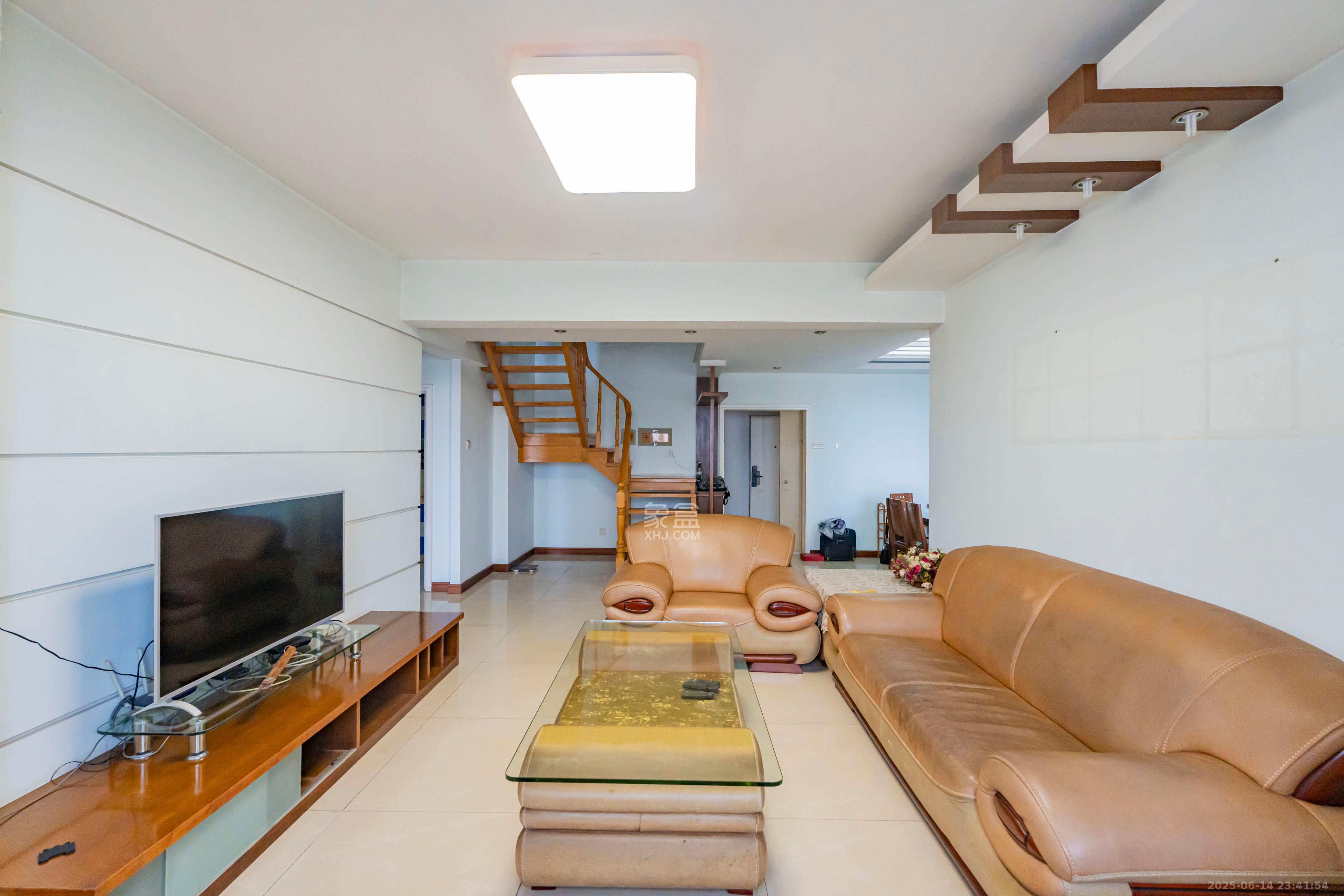 富兴金地大厦  3室2厅2卫    150.0万 富兴金地大厦  3室2厅2卫    150.0万客厅