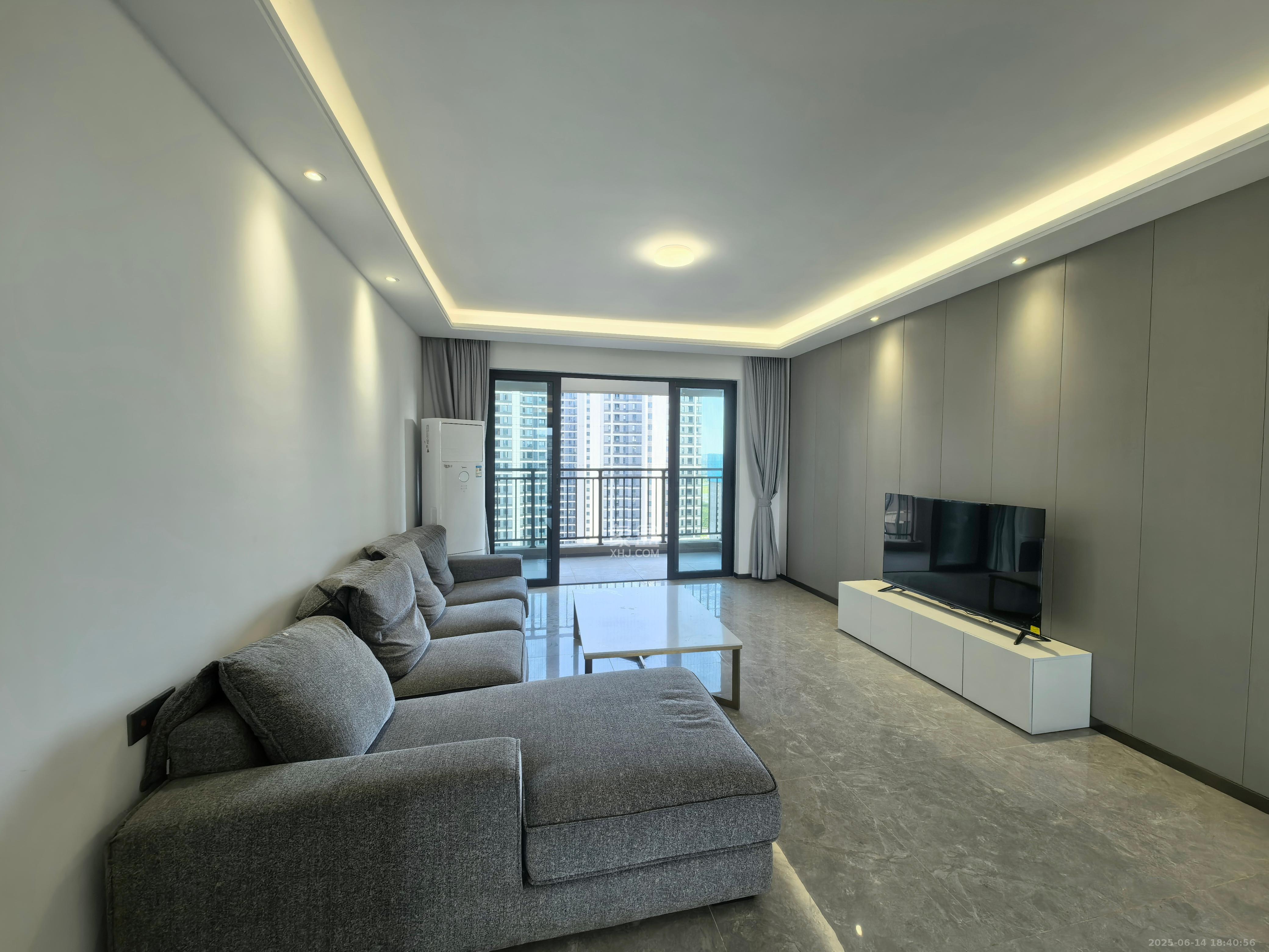 招商华发依云曦城  4室2厅2卫   2600.00元/月