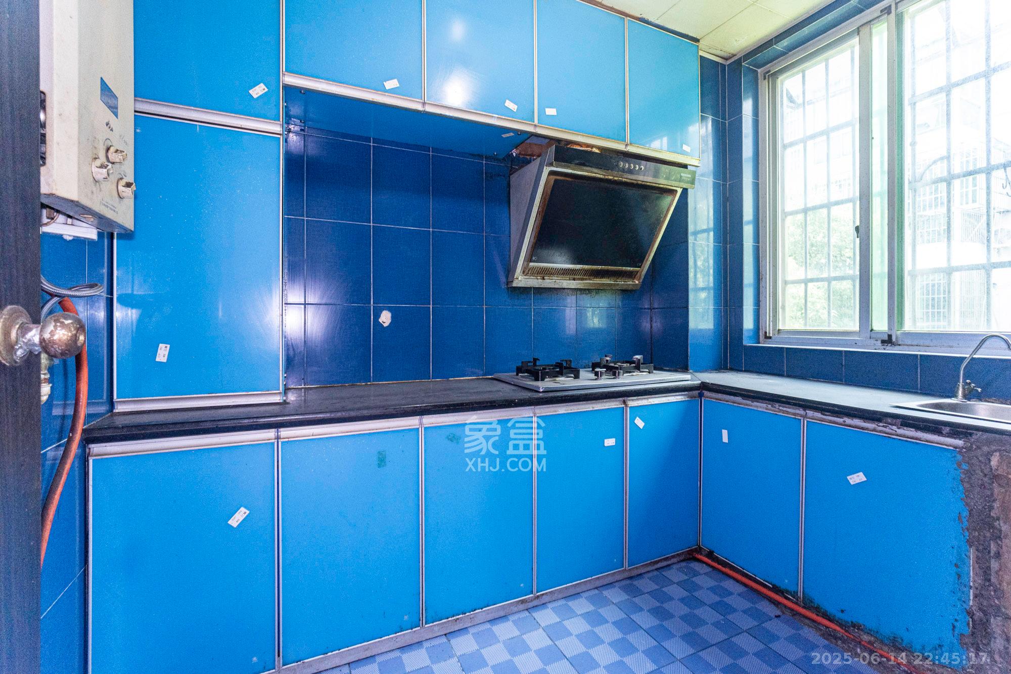 中南汽车世界 2室2厅1卫 36.0万 中南汽车世界 2室2厅1卫 36.0万厨房