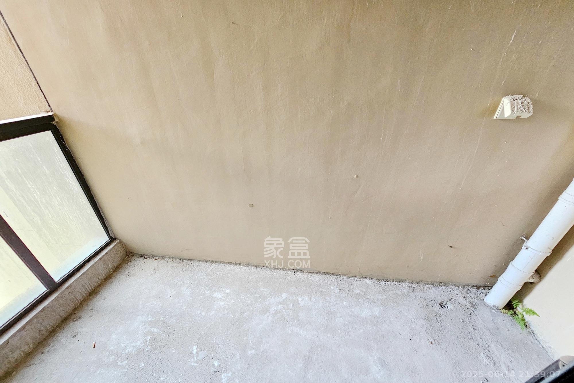 长房东旭国际  1室2厅1卫   115.00万阳台