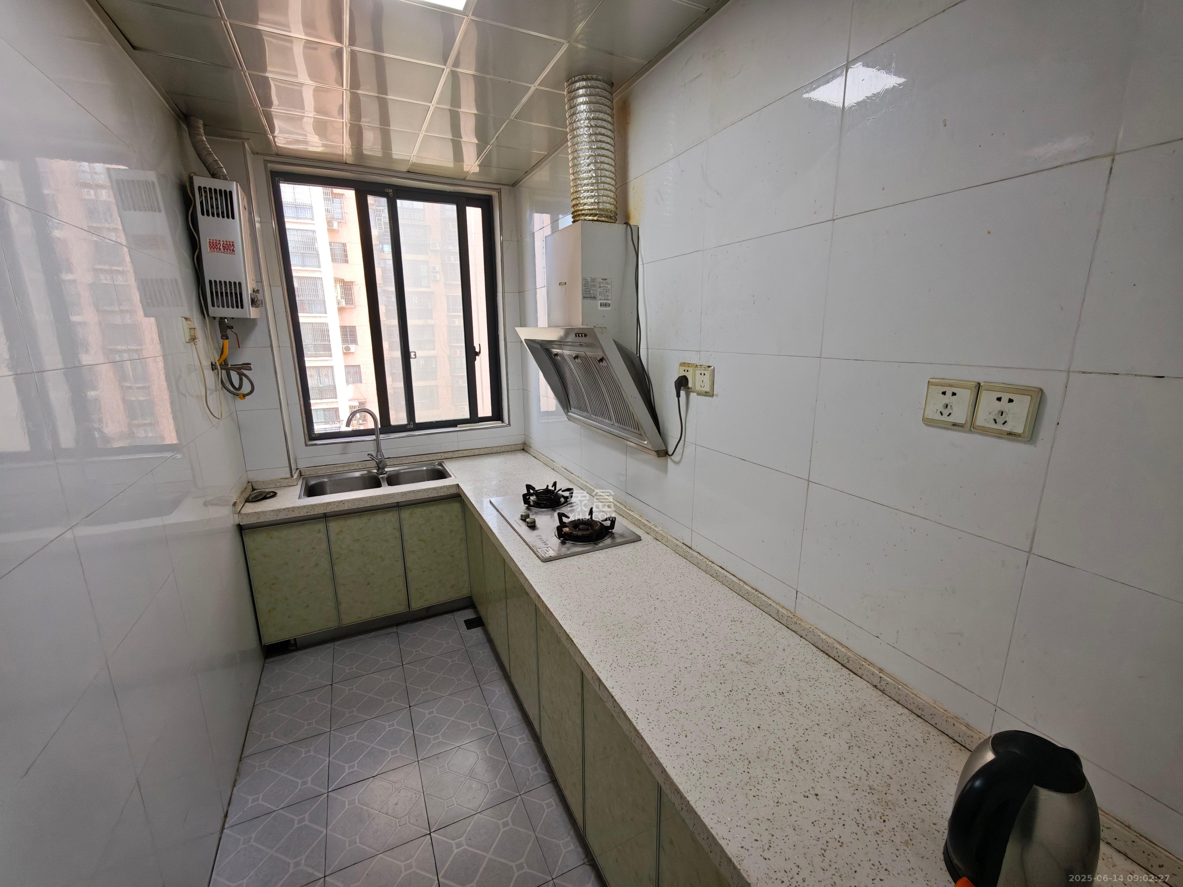 翡翠华庭 3室2厅1卫 2300.0元/月 翡翠华庭 3室2厅1卫 2300.0元/月室内图