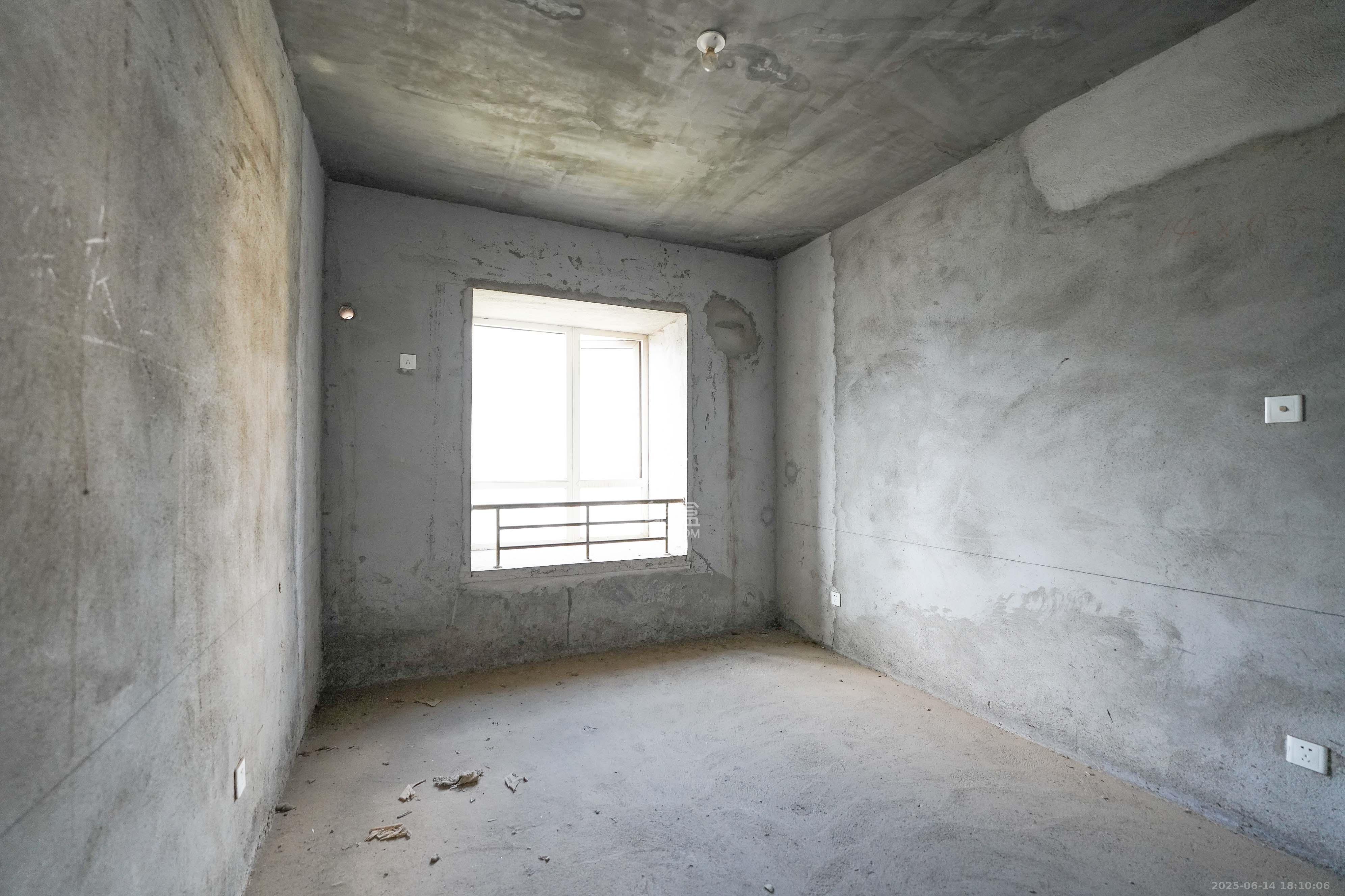 嘉华城(一期) 5室2厅2卫 165.0万 嘉华城(一期) 5室2厅2卫 165.0万卧室