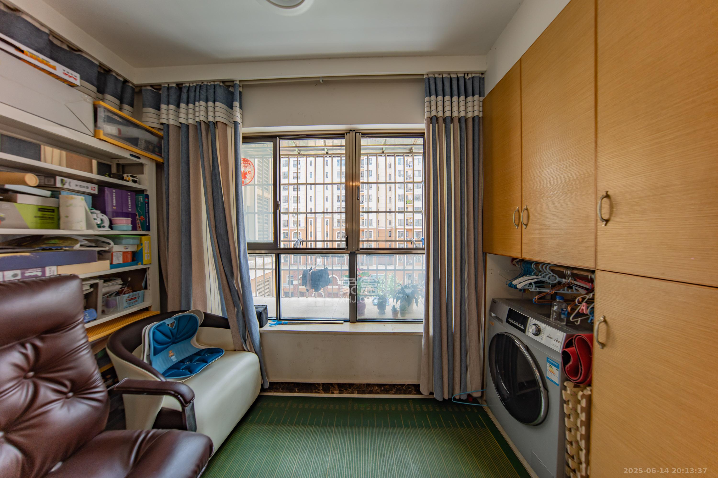 米兰春天 4室2厅2卫 73.8万 米兰春天 4室2厅2卫 73.8万阳台