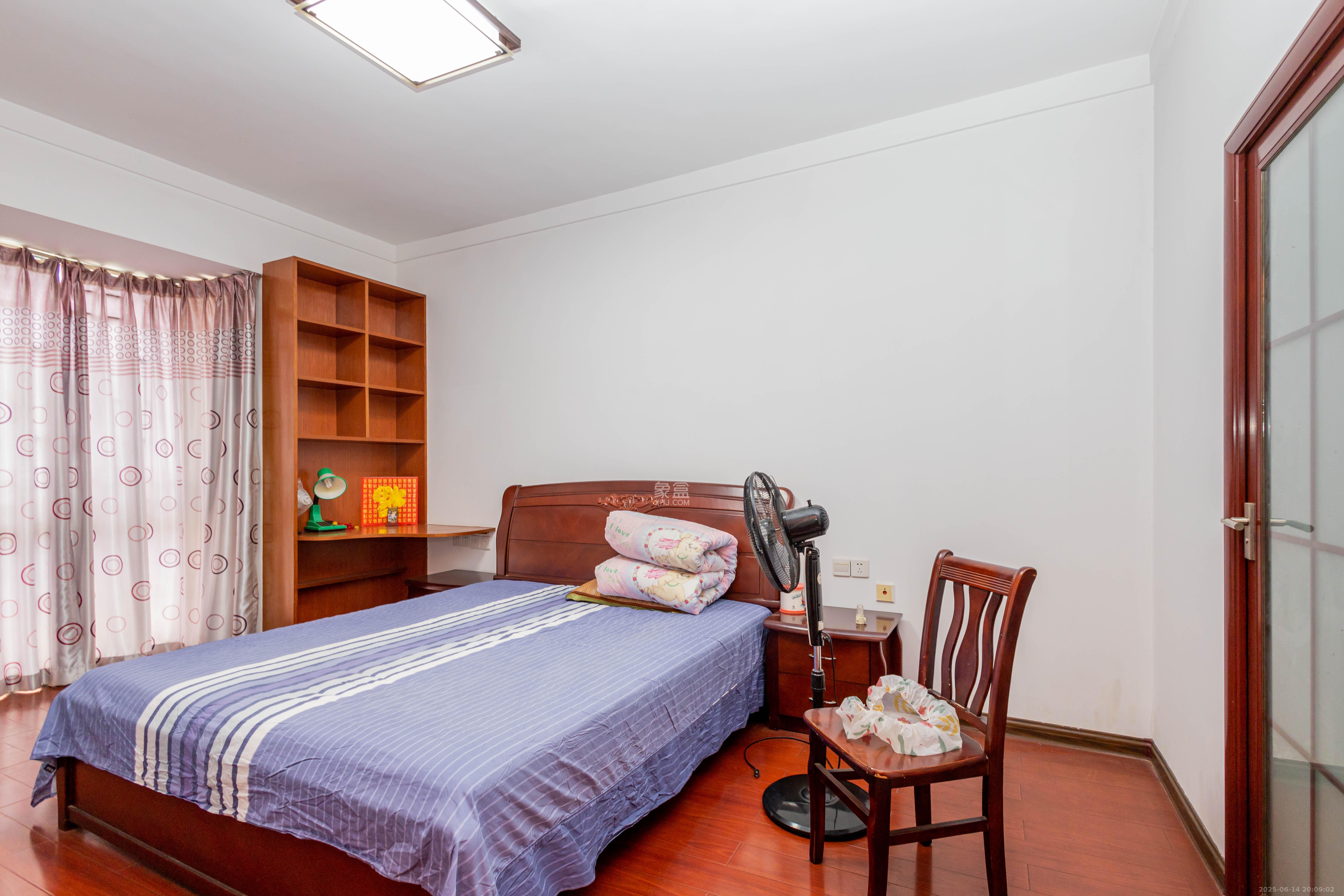 辉煌国际城一期 3室2厅2卫 99.8万 辉煌国际城一期 3室2厅2卫 99.8万卧室