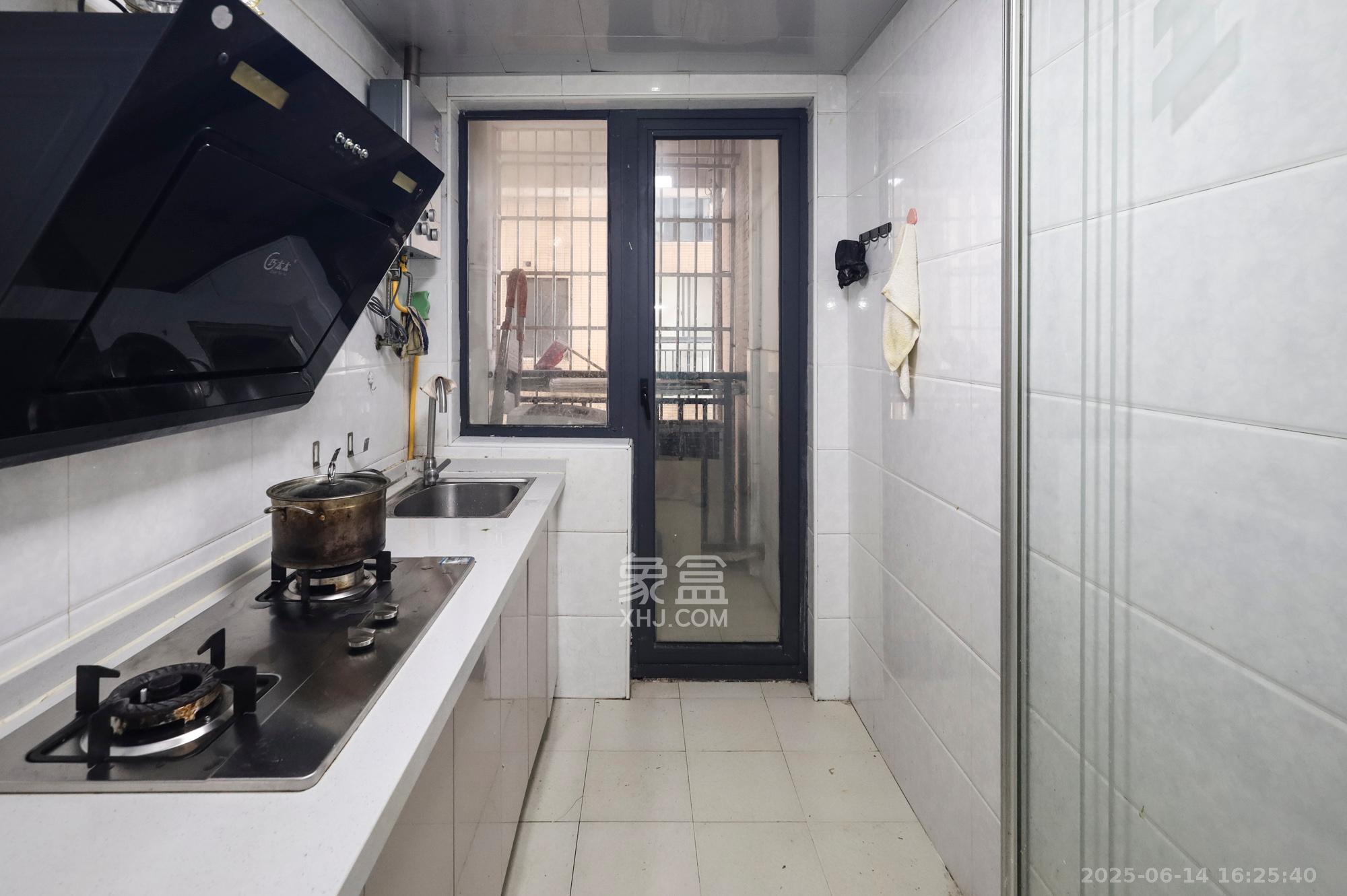 极目楚天  2室2厅1卫    2400.0元/月 极目楚天  2室2厅1卫    2400.0元/月室内图