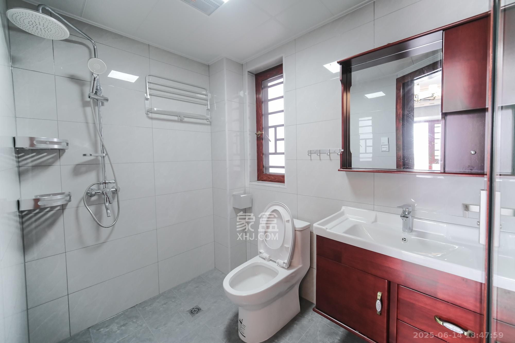 荣盛花语城  4室2厅2卫    93.0万 荣盛花语城  4室2厅2卫    93.0万卫生间