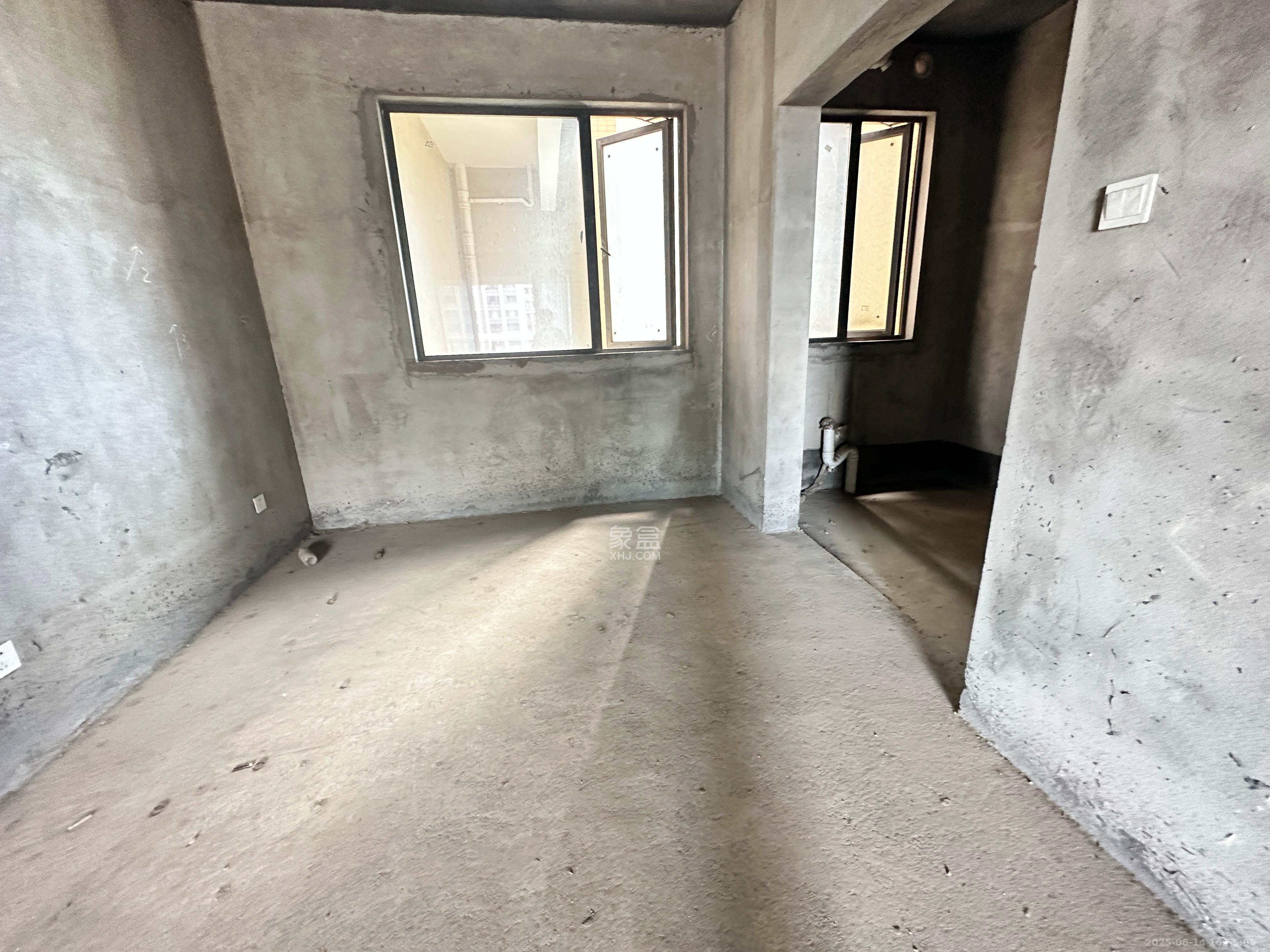 长房上层国际  4室2厅2卫    60.0万 长房上层国际  4室2厅2卫    60.0万客厅