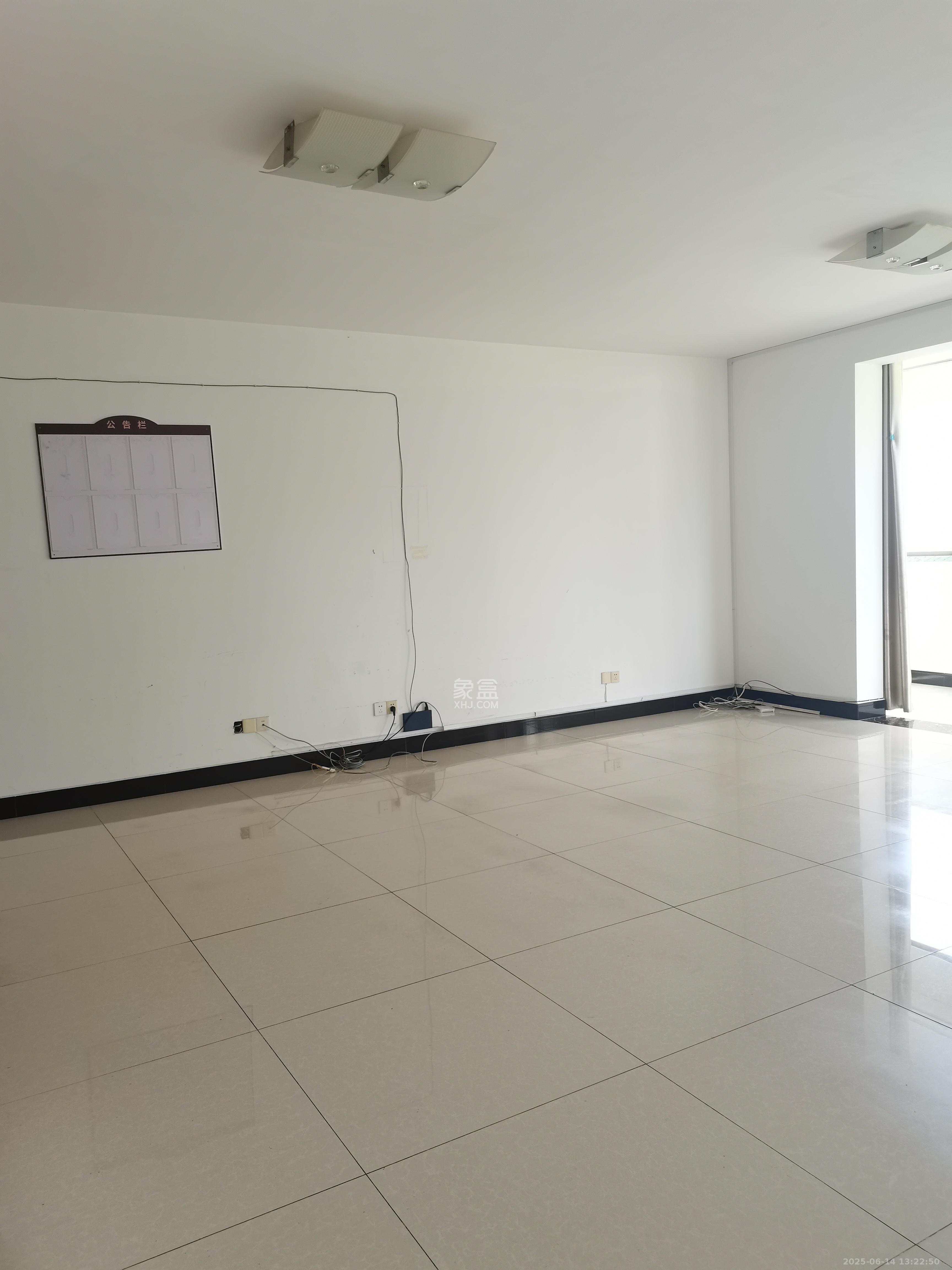96301部队小区  4室2厅2卫   2400.00元/月室内图