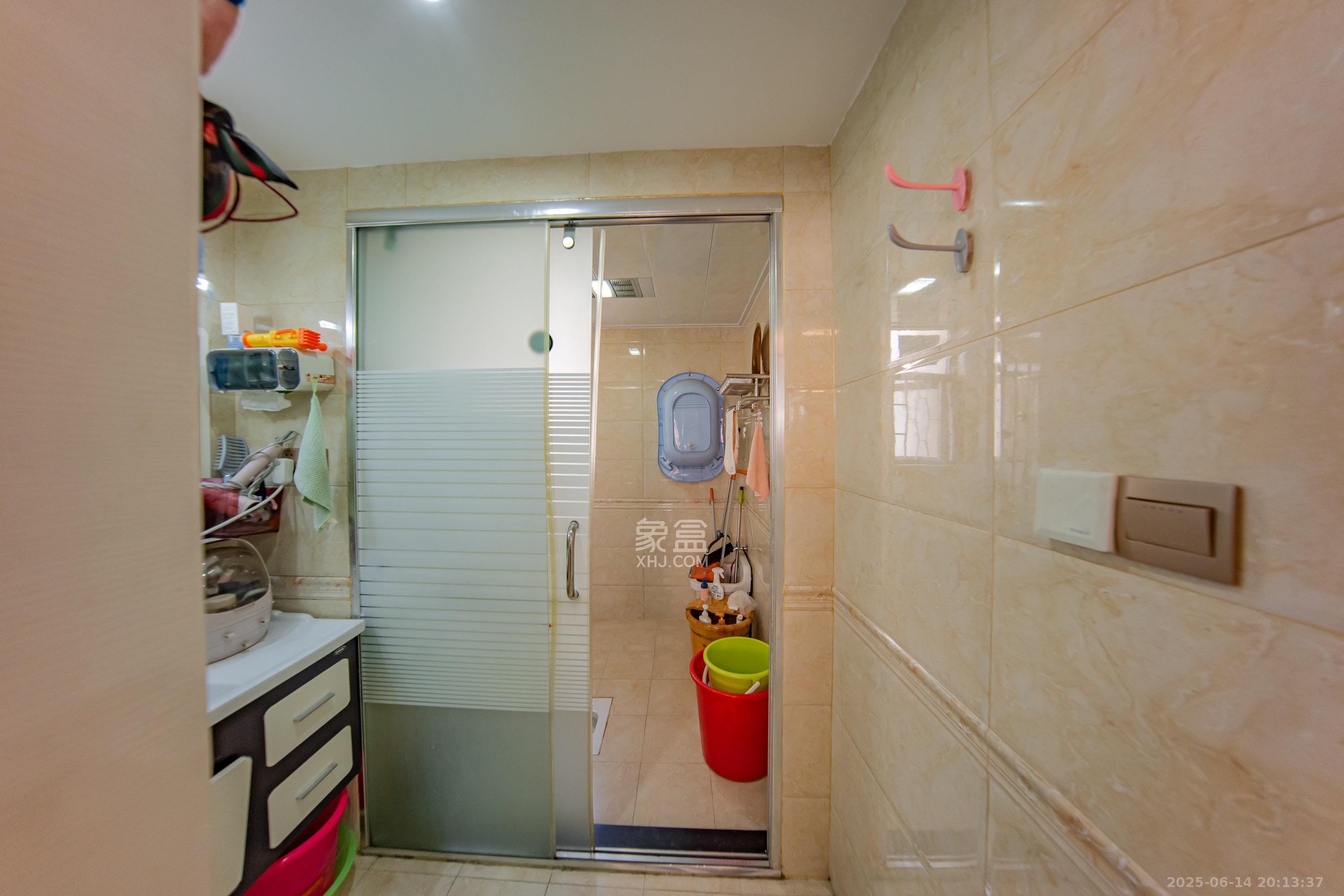 米兰春天 4室2厅2卫 73.8万 米兰春天 4室2厅2卫 73.8万卫生间