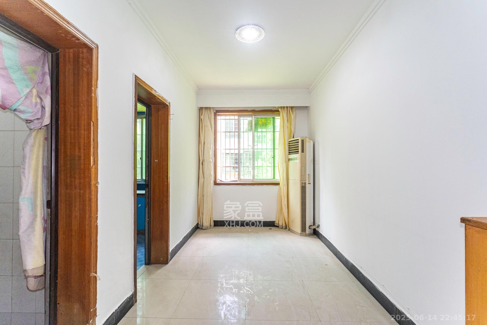 中南汽车世界 2室2厅1卫 36.0万 中南汽车世界 2室2厅1卫 36.0万客厅