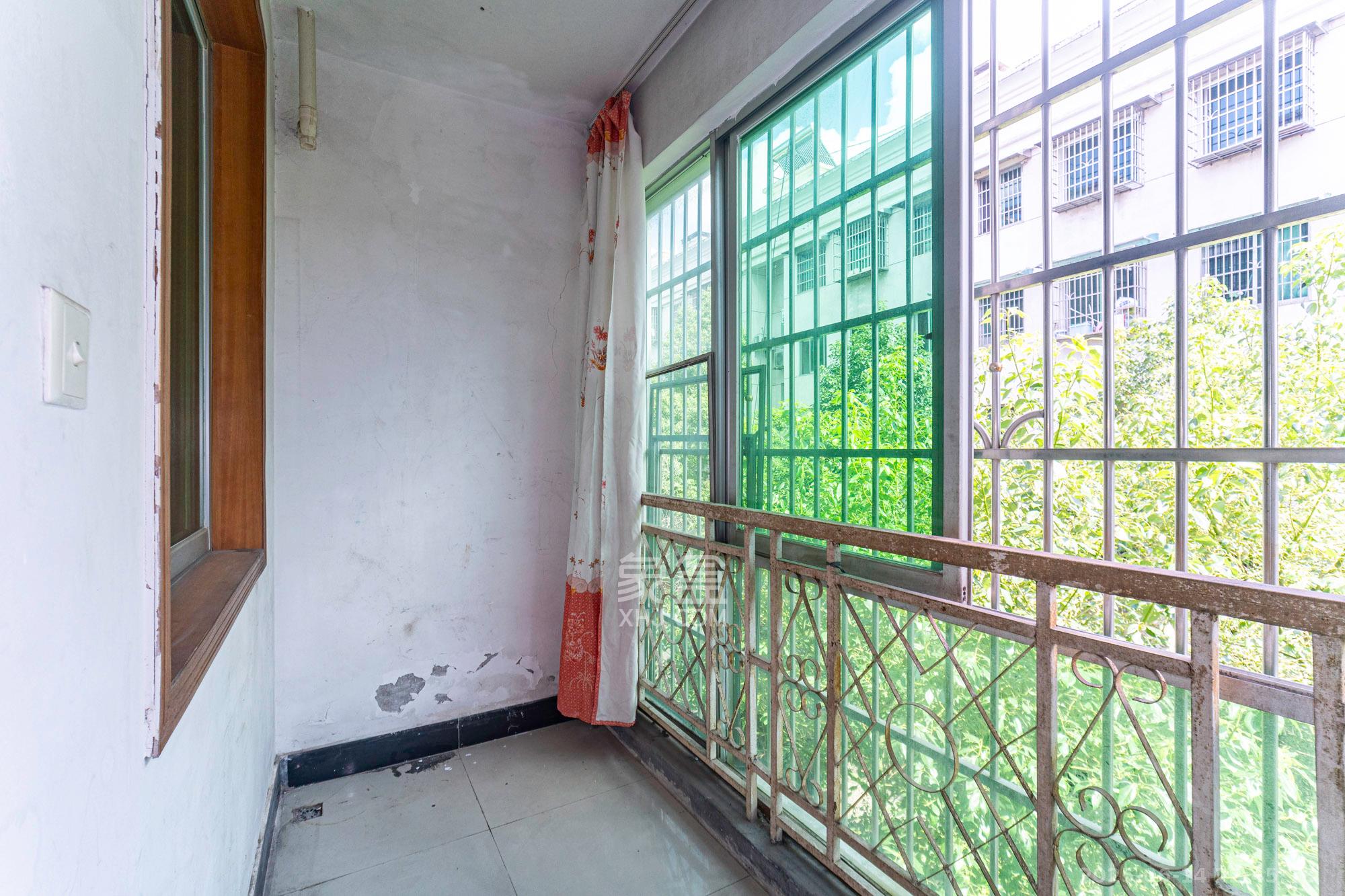 中南汽车世界 2室2厅1卫 36.0万 中南汽车世界 2室2厅1卫 36.0万阳台