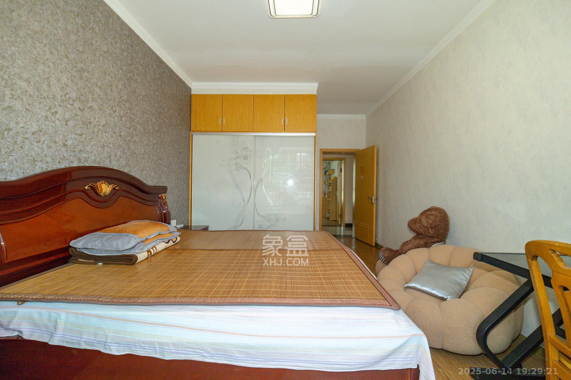 圆梦花园 4室2厅1卫 49.8万 圆梦花园 4室2厅1卫 49.8万卧室