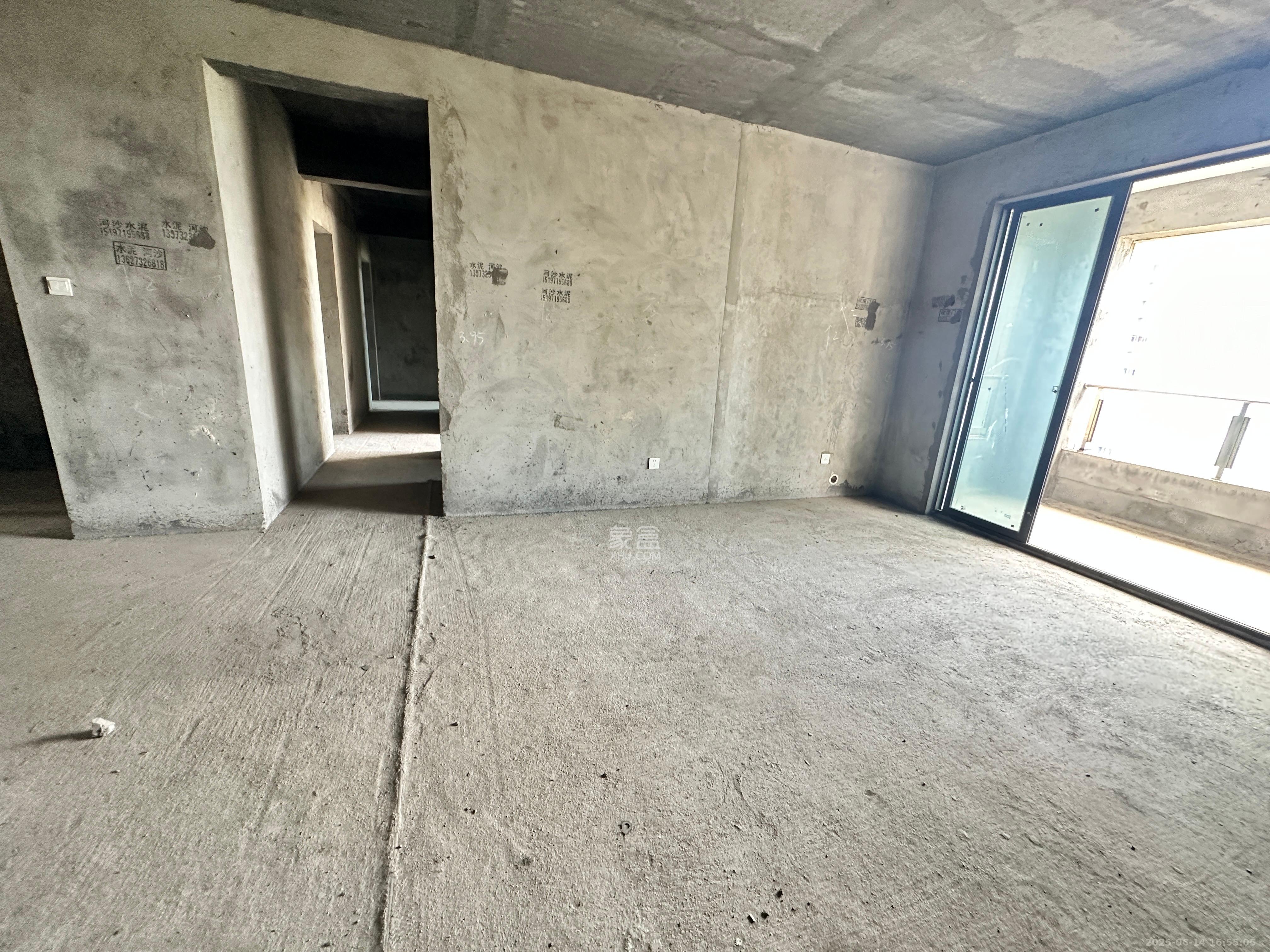 长房上层国际  4室2厅2卫    60.0万 长房上层国际  4室2厅2卫    60.0万客厅