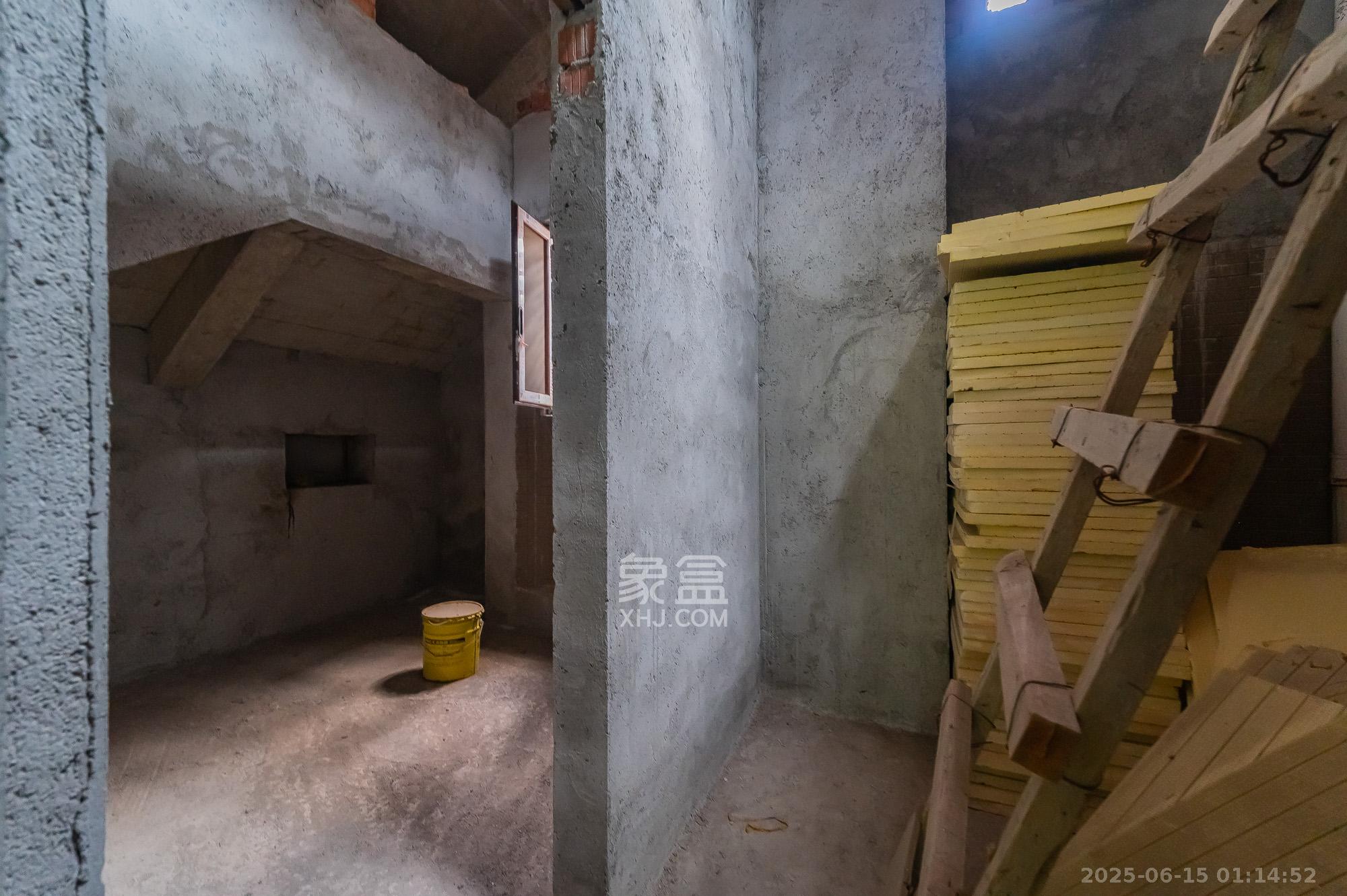 深业睿城  6室2厅5卫   650.00万其他