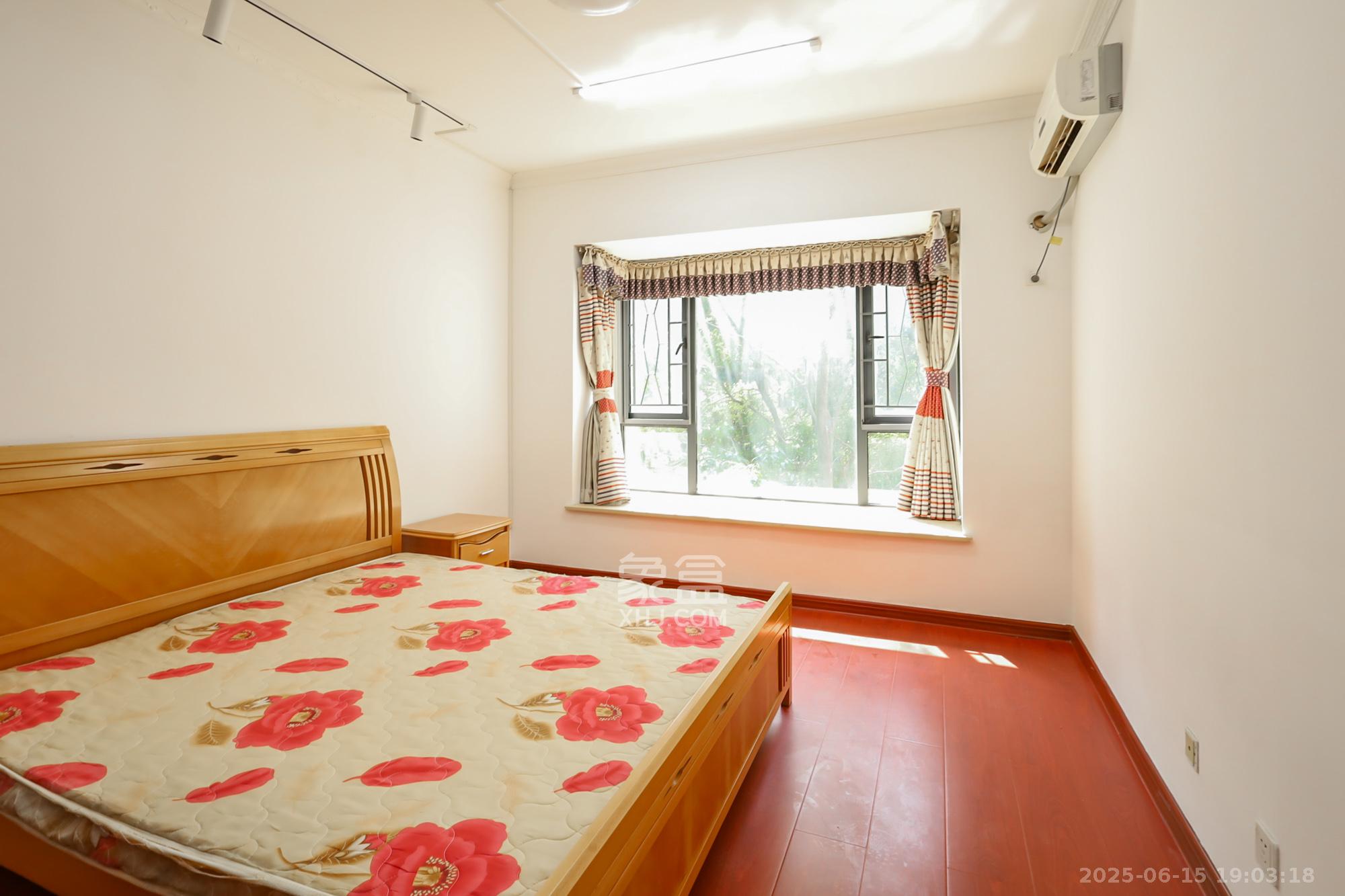 钰龙天下一期  3室2厅1卫    240.0万 钰龙天下一期  3室2厅1卫    240.0万卧室