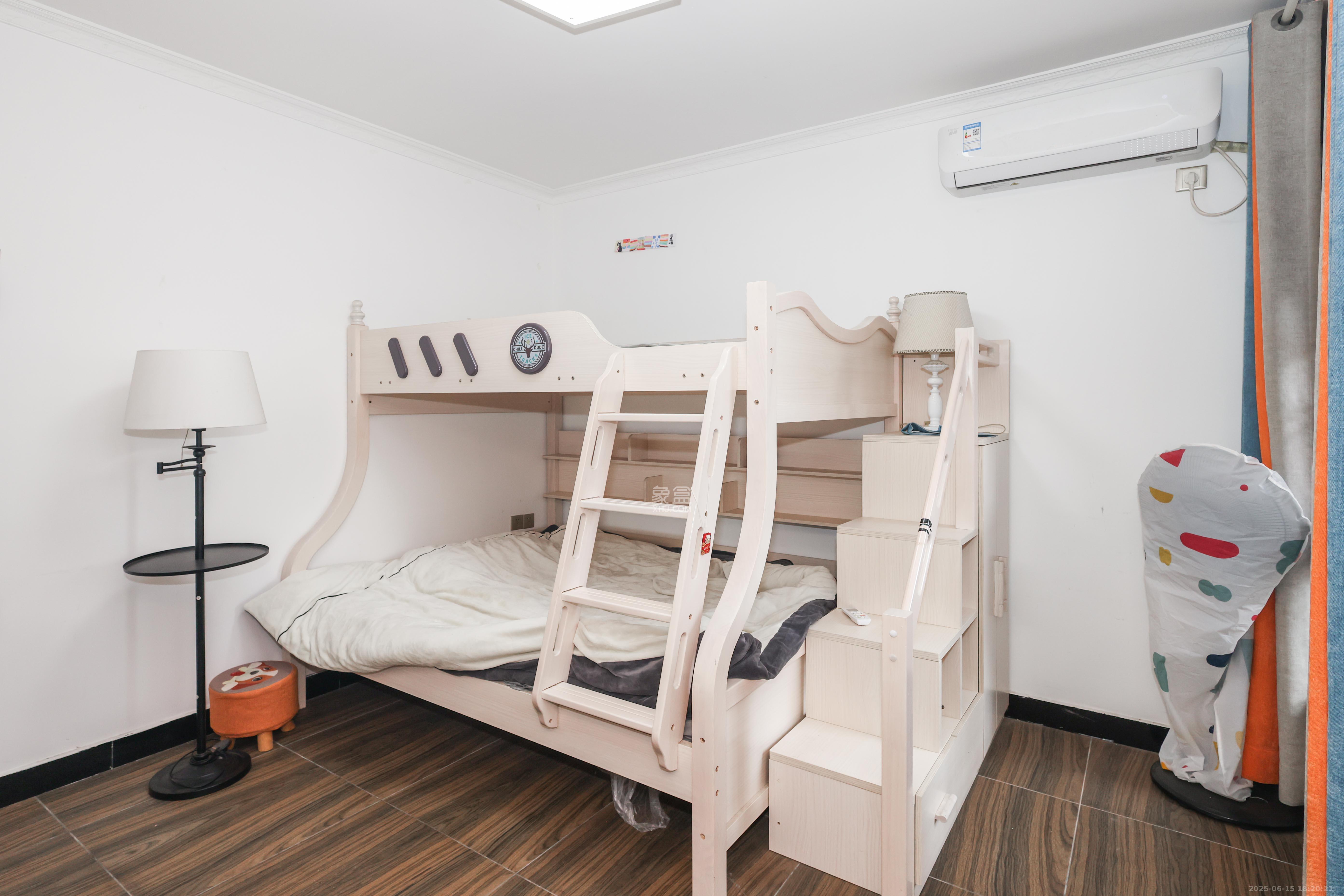 旭辉御府  3室2厅2卫   112.00万卧室