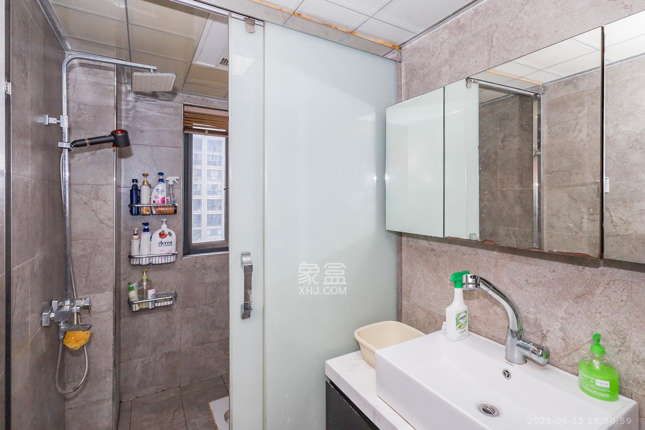 八方小区C区 3室2厅2卫 390.0万 八方小区C区 3室2厅2卫 390.0万卫生间