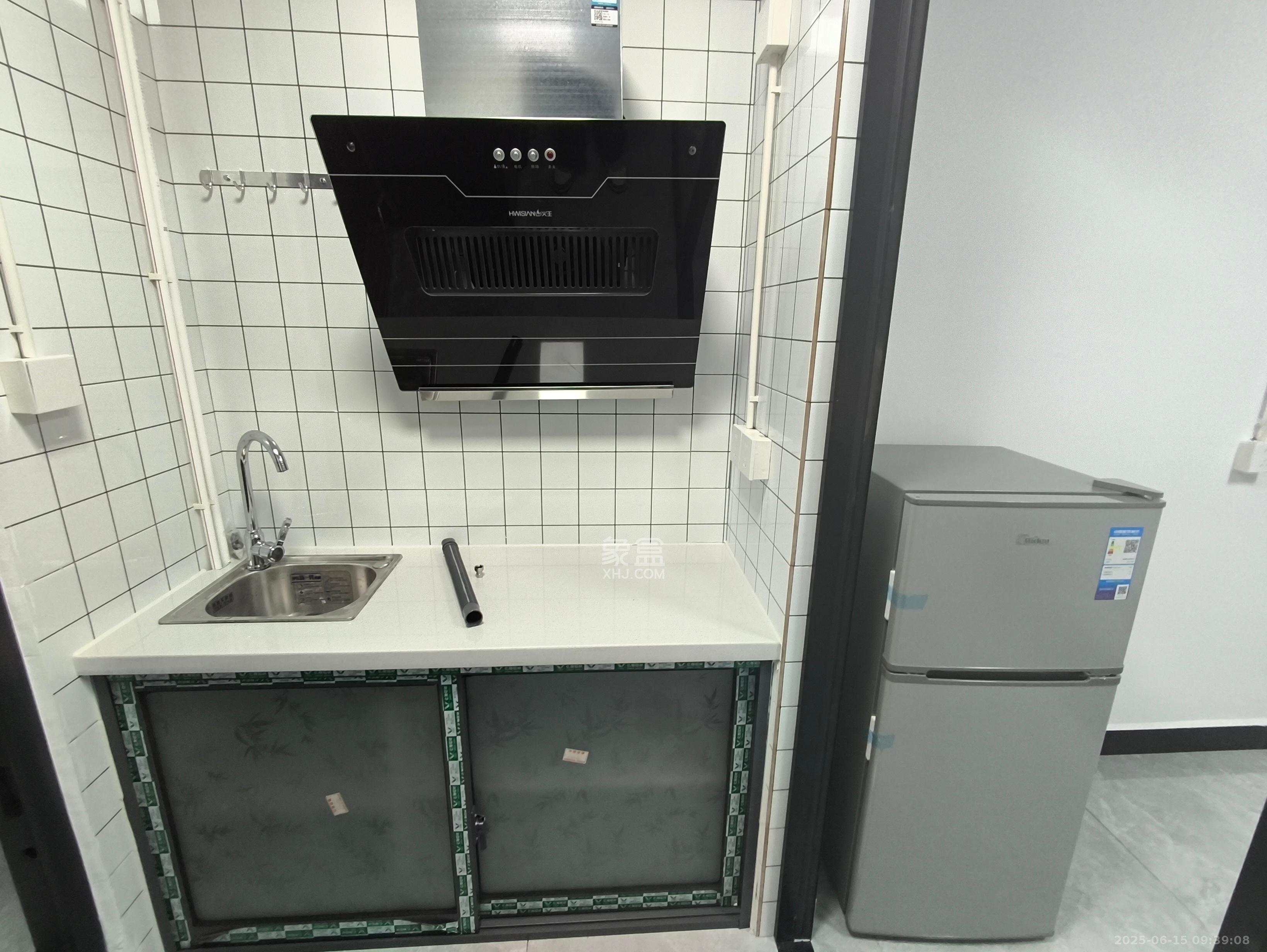 红星建材交易大市场  1室0厅0卫   1300.00元/月室内图