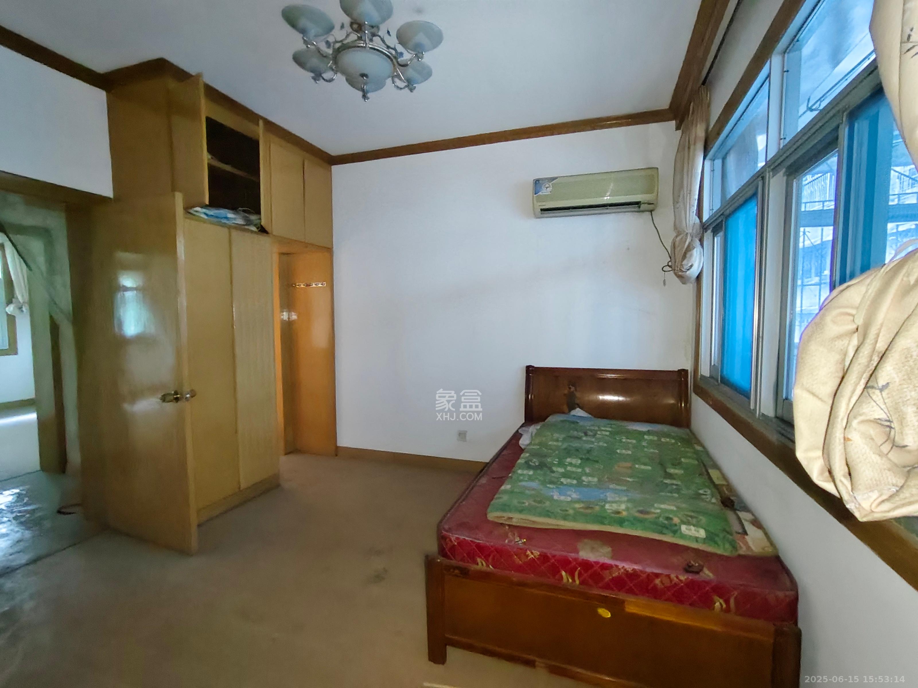 南岭路散盘 3室2厅2卫 32.8万 南岭路散盘 3室2厅2卫 32.8万客厅